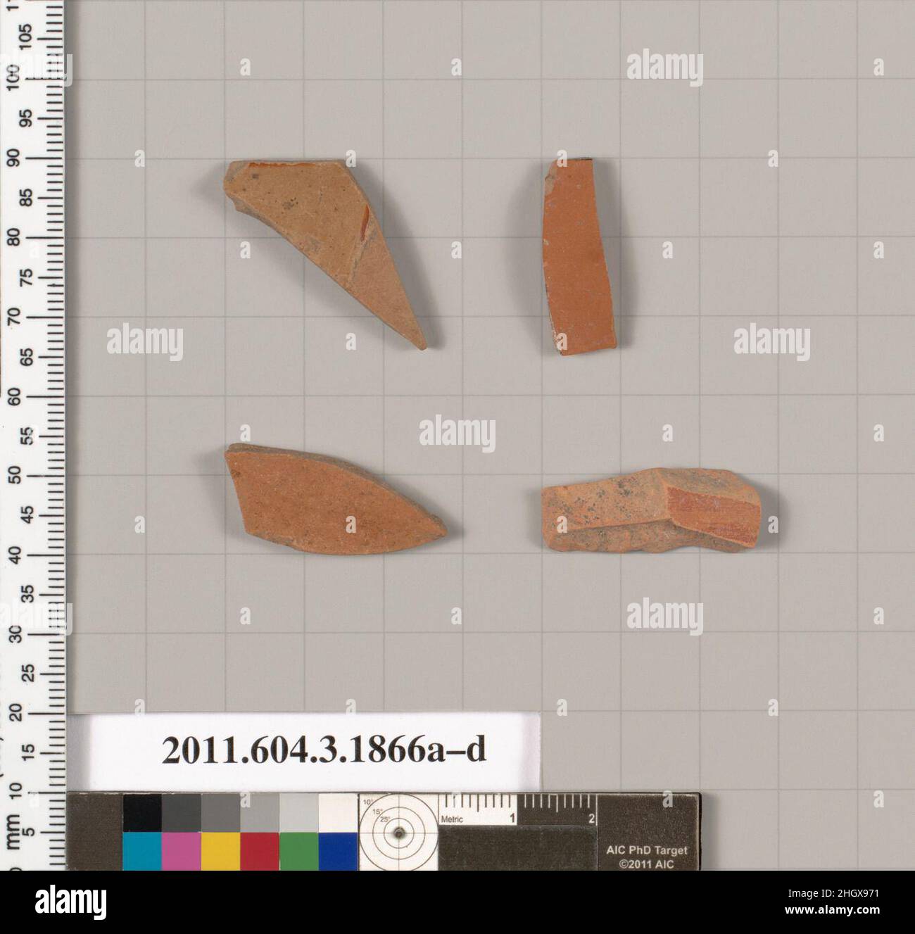 Fragments de terre cuite de kylikes : coupelles de bande ou de lèvre (tasses à boire) 560–525 C.-B. grec, Attique quatre fragments réservés de la lèvre ou de la coupelle de bande.Fragments de kylikes en terre cuite : coupelles à lèvres ou à bandes (tasses à boire).Grec, Attique.560–525 C.-B.Terre cuite, figure noire.Archaïque.Vases Banque D'Images