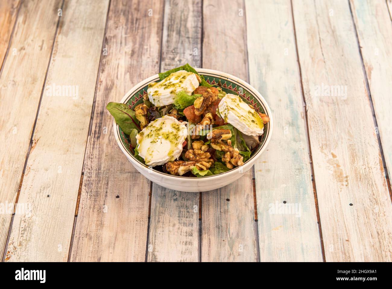 Salade parisienne avec beaucoup de noix, fromage à pâte de chou, huile et persil avec pousses de laitue Banque D'Images