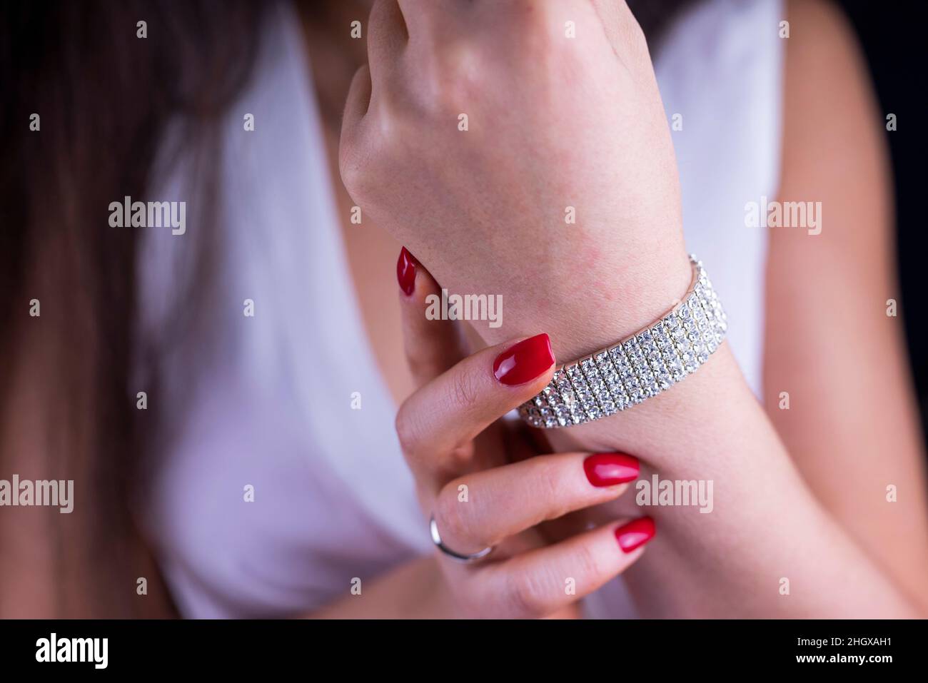 cher accessoire brillant bijoux bracelet sur la main d'une fille Banque D'Images