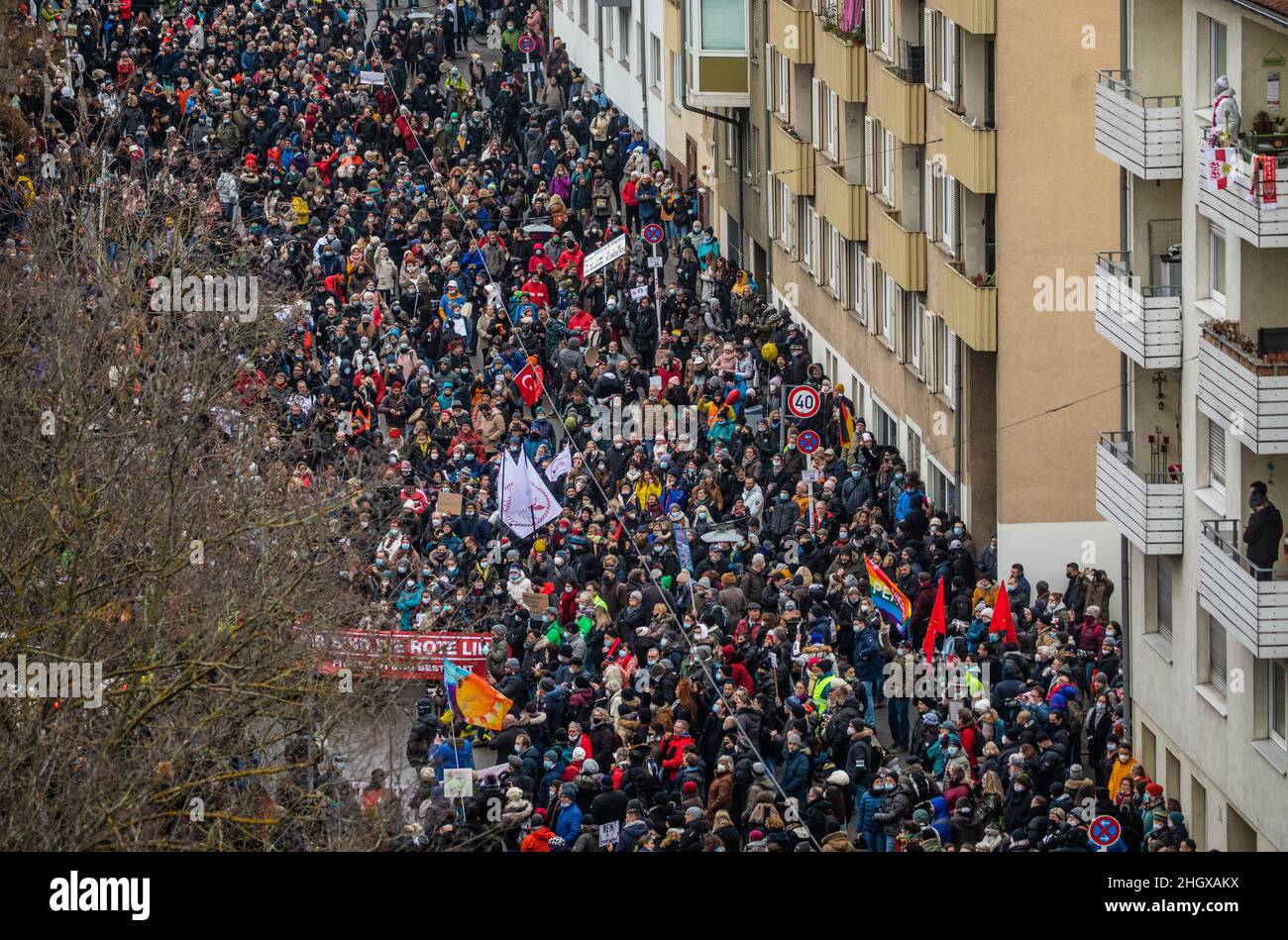 Stuttgart, Allemagne.22nd janvier 2022.De nombreuses personnes manifestent devant le centre de radiodiffusion SWR.Credit: Christoph Schmidt/dpa/Alay Live News Banque D'Images