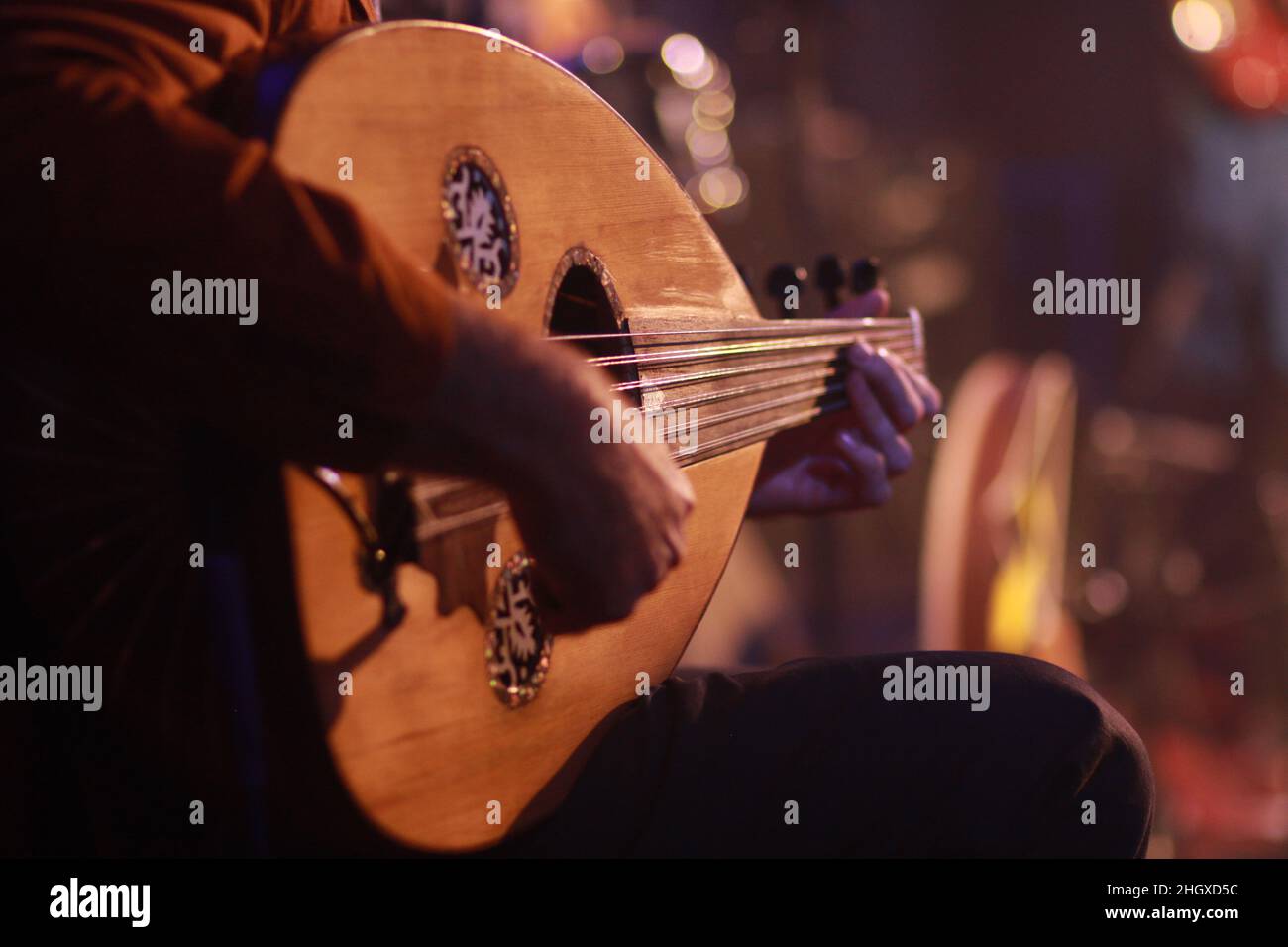 Un musicien jouant Note on Oud instrument du Moyen-Orient et de l'Asie appelé Oud ou UD Banque D'Images