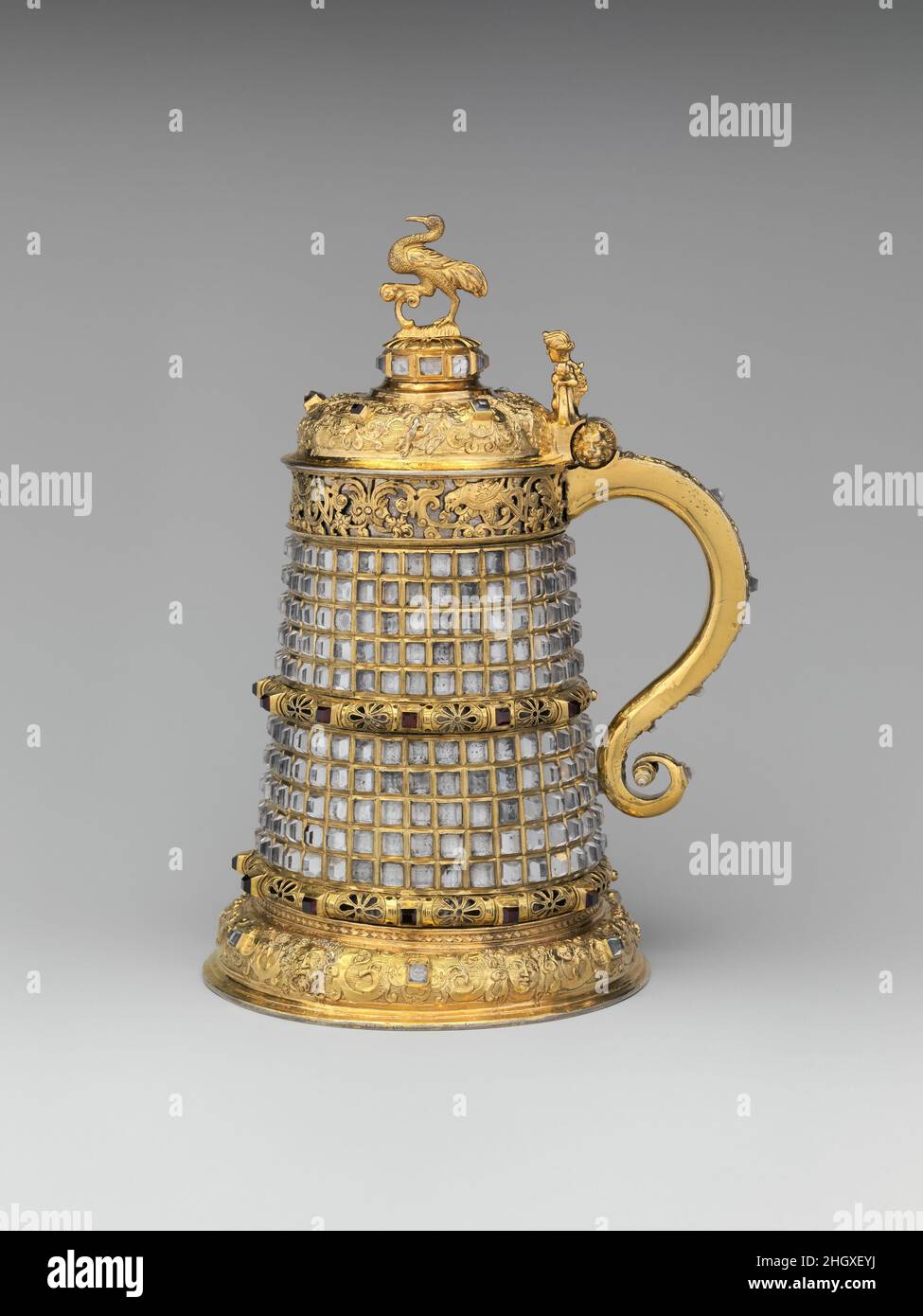 Tankard ca.1585 Bohemian, Prague (République tchèque) ce tankard, un type de bateau à boire populaire pendant la période de la Renaissance, était avant tout un magnifique objet d'exposition.Ces bons du trésor ont incarné les grâces sociales de leurs propriétaires à des événements importants, tempérant des messages plus flagrants de richesse et de consommation ostentatoire.Le jeu sophistiqué de textures, la juxtaposition audacieuse de zones ornementées et percées avec des zones de cristal de roche accrocheuse à la lumière est extraordinairement original.Le tankard a été fait dans les ateliers de la cour de Prague du Saint empereur romain Rudolf II, un patron qui Banque D'Images