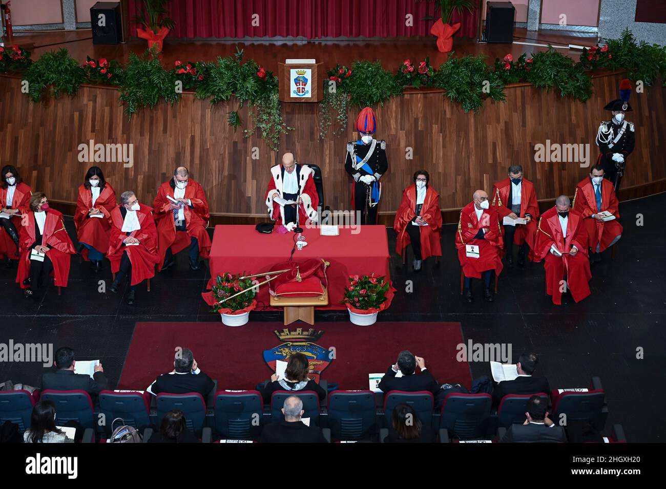 Reggio Calabria, Italie.21st janvier 2022.Luciano Gerardis (C), Président en exercice de la Cour d'appel de Reggio Calabria, vu présider la session.Marta Cartabia, Ministre de la Justice, a assisté à l'inauguration de l'année judiciaire 2022, qui s'est tenue à l'Académie de formation «Fava e Garofalo» de Carabinieri à Reggio di Calabria en présence des autorités locales et nationales.(Photo de Valeria Ferraro /SOPA Images/Sipa USA) crédit: SIPA USA/Alay Live News Banque D'Images
