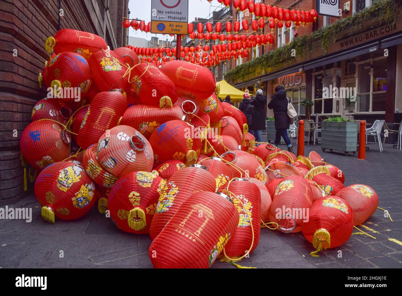 Londres, Royaume-Uni.22nd janvier 2022.Une grande pile de vieilles lanternes jetées est vue dans la rue du quartier chinois de Londres, alors que de nouvelles lanternes rouges ont été installées avant le nouvel an chinois.(Photo de Vuk Valcic/SOPA Images/Sipa USA) crédit: SIPA USA/Alay Live News Banque D'Images