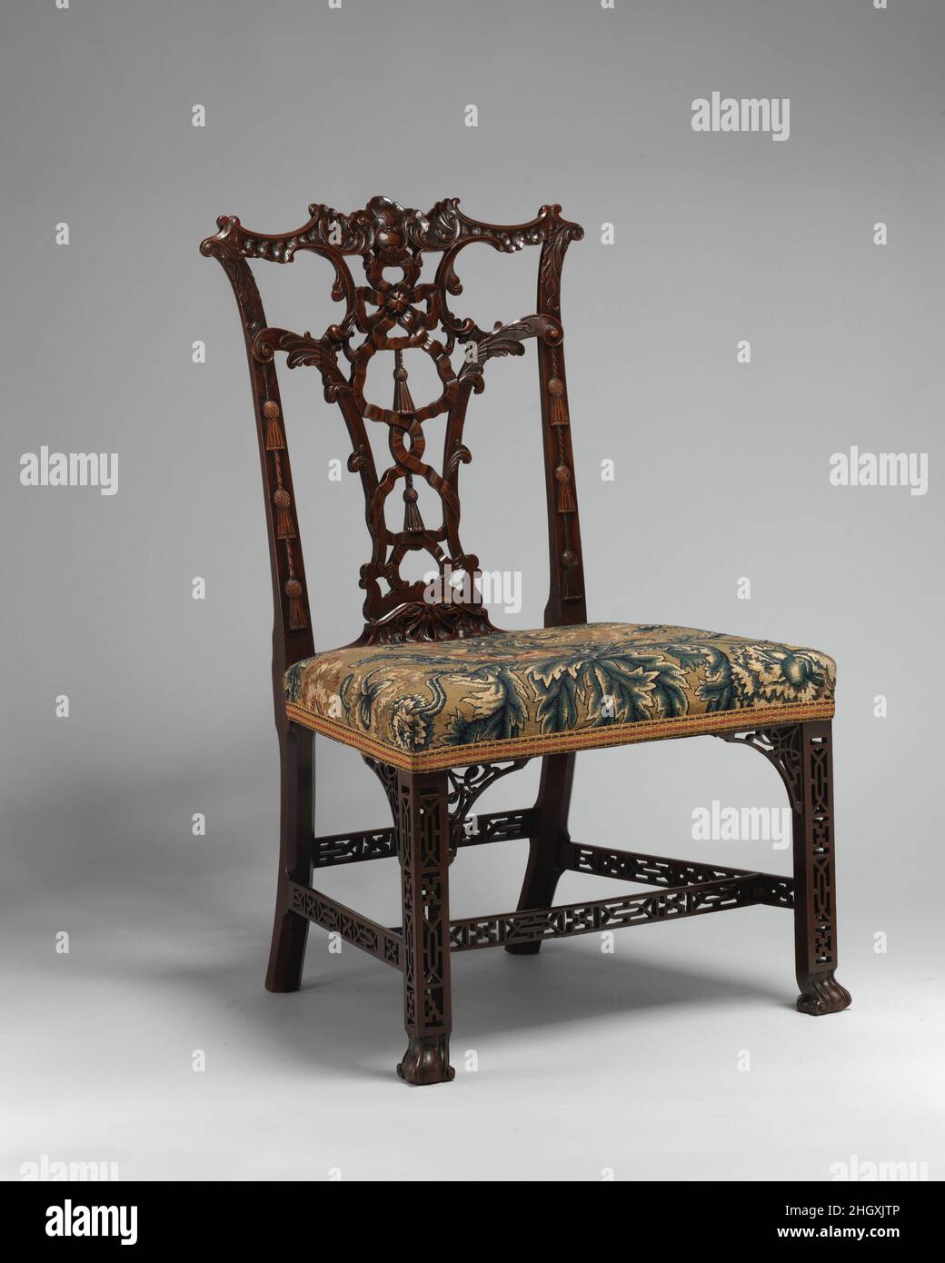 Chaise de côté (une de paire) ca.1755–60 Britannique le fabricant inconnu  de cette chaise a combiné de façon ludique différentes idées de conception  de Thomas Chippendale.Le dos est dérivé de ce que