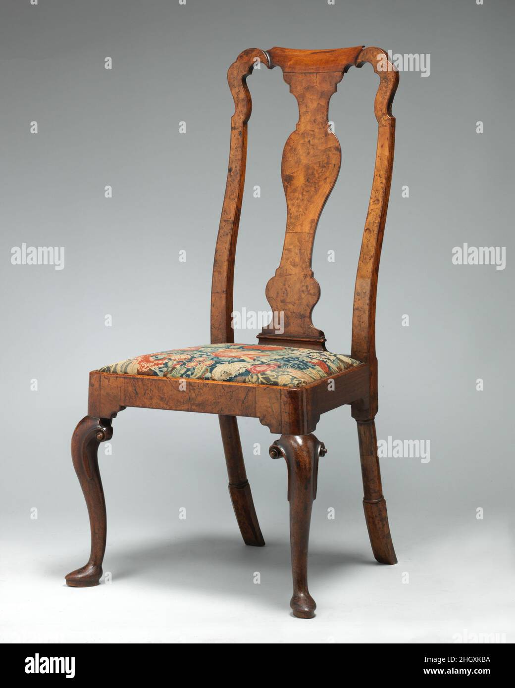 Chaise latérale ca.1710–20 britannique.Chaise d'appoint.Britannique. CA.1710–20.Placage en noyer sur noyer, travaux d'aiguille.Meubles en bois Banque D'Images