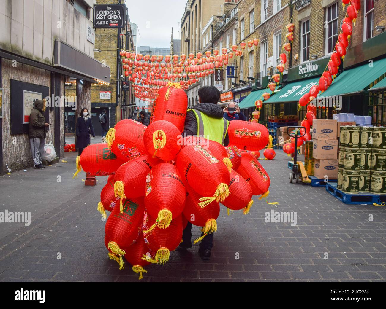 Londres, Royaume-Uni.22nd janvier 2022.Un travailleur porte de nouvelles lanternes rouges qui seront installées dans le quartier chinois de Londres avant le nouvel an chinois.(Photo de Vuk Valcic/SOPA Images/Sipa USA) crédit: SIPA USA/Alay Live News Banque D'Images