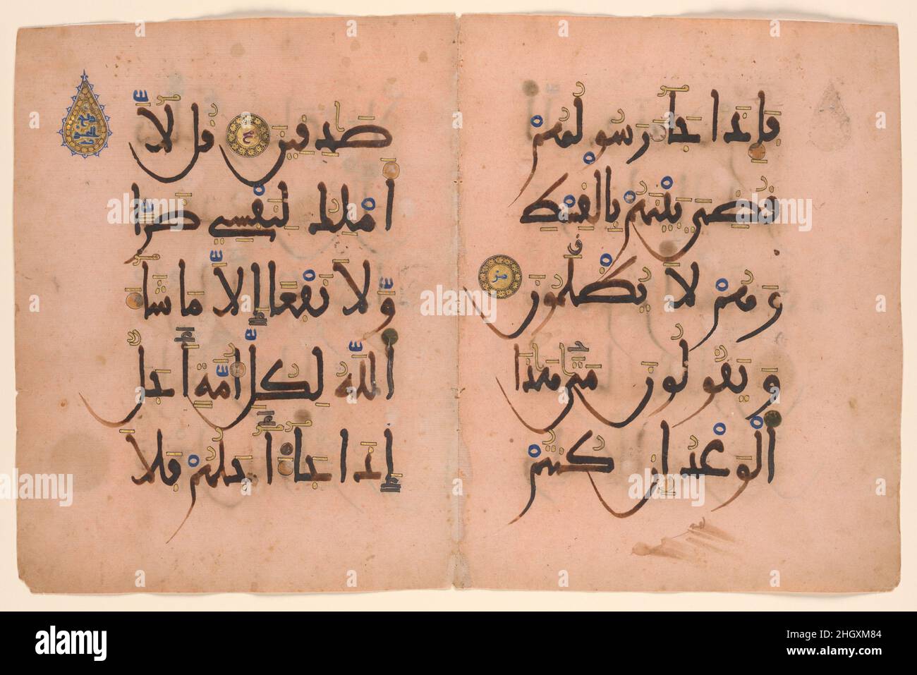 Bifolium du Qur'an rose andalou CA.13th siècle ce bifolio appartient à un manuscrit espagnol du XIIIe siècle appelé le 'Qur'an rose', d'après la teinte de l'article.Chaque folio se compose de cinq lignes de texte en caractères gras maghribi avec des marques diacritiques et de vocalisation en or, soulignées en marron, bleu et vert.Les numéros de verset (Sura 7: Partie de 46–47 et 48–50) apparaissent dans les disques dorés sous la forme de lettres abjad bleues soulignées en blanc (le système abjad attribue des valeurs numériques aux vingt-huit lettres de l'alphabet arabe).La marque de prostration (sajada) est une marque en forme de goutte d'eau ele Banque D'Images