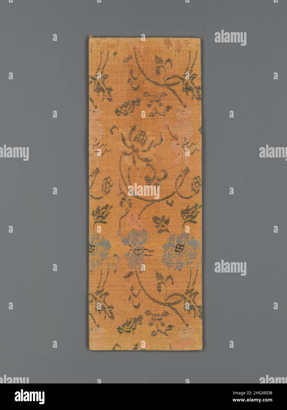 Couverture de Sutra avec des garçons tenant les tiges de grandes fleurs 16th siècle Chine les images de garçons parmi les manuscrits floraux, principalement des loteries, ont été imprégnés de sens dans la tradition bouddhiste.Connu sous le nom de huasheng tongzi en chinois ou mahoraga en sanskrit, ce type de garçon symbolise la renaissance d'un lotus sacré croissant dans des terres purifiées.La décoration a fait de ce textile une housse pour un sutra bouddhiste.Couverture Sutra avec les garçons tenant les tiges de grandes fleurs.Chine.16th siècle.Soie tissée unie avec motif de trame supplémentaire.Dynastie Ming (1368–1644).Textiles-tissés Banque D'Images