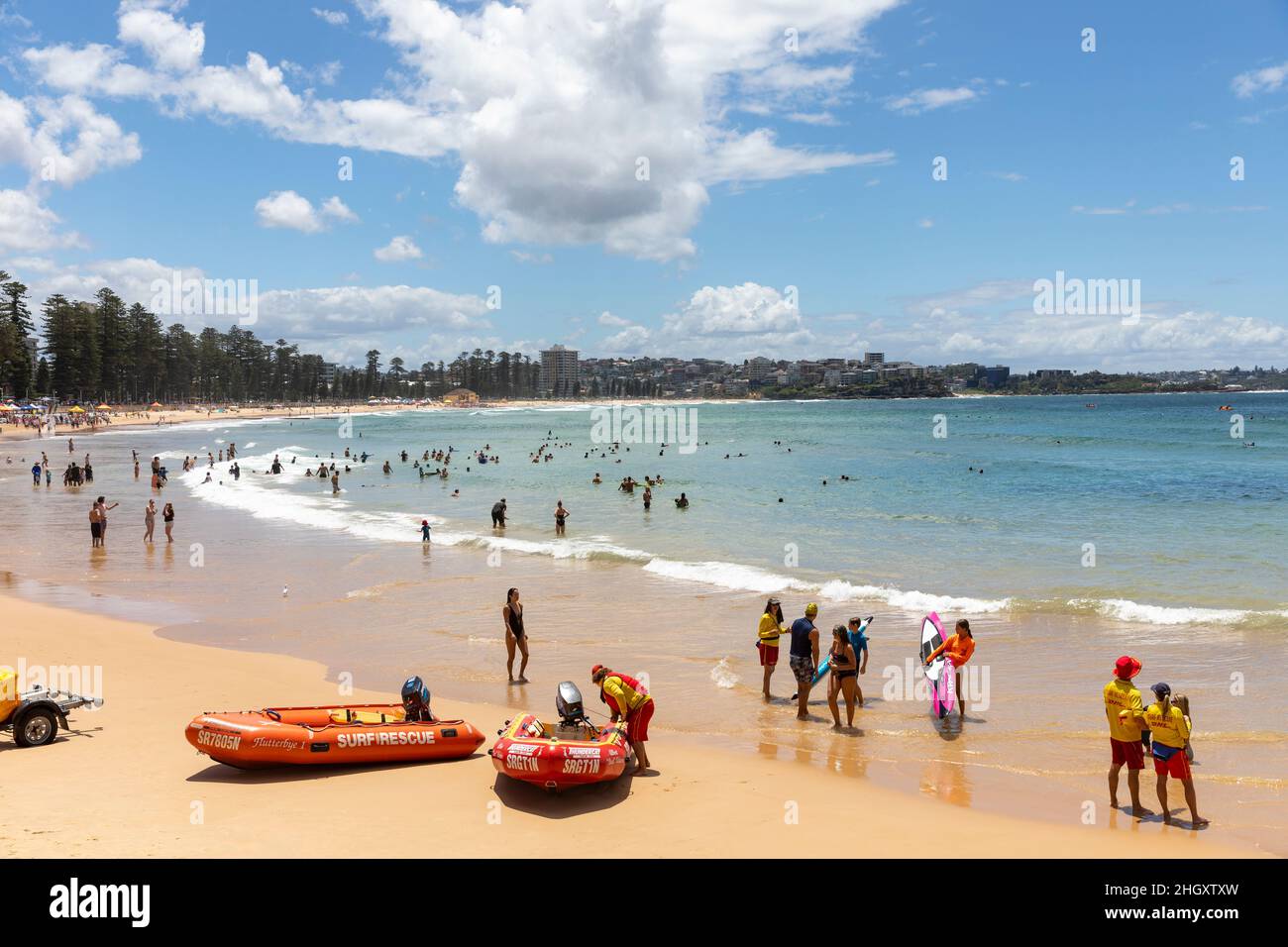Patrouille de sauvetage de surf avec des bateaux-côtes zodiac sur Manly Beach Sydney, Nouvelle-Galles du Sud, Australie le jour de l'été Banque D'Images