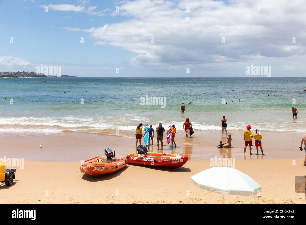 Patrouille de sauvetage de surf avec des bateaux-côtes zodiac sur Manly Beach Sydney, Nouvelle-Galles du Sud, Australie le jour de l'été Banque D'Images