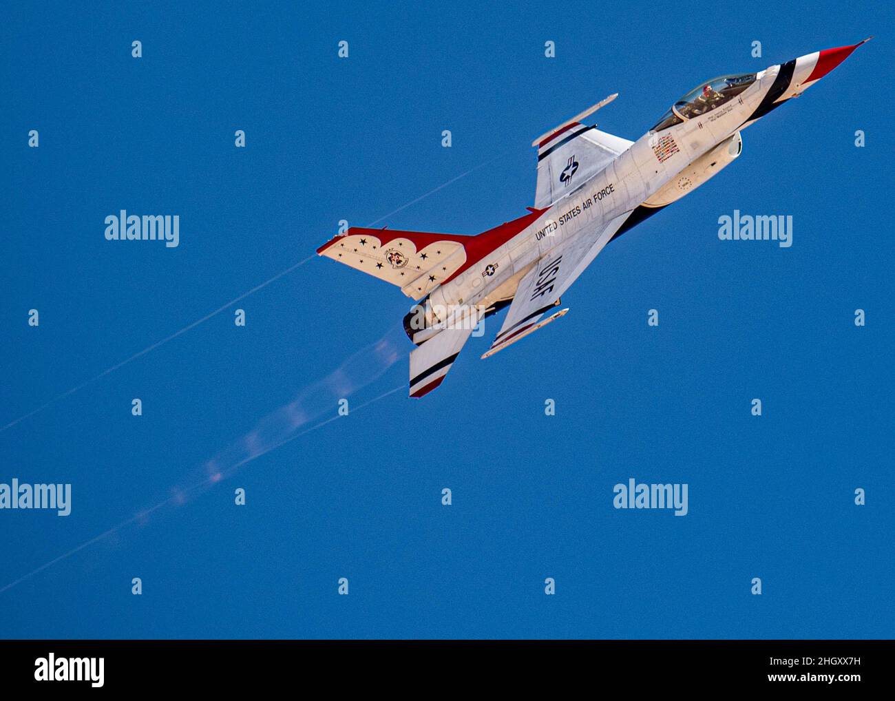 L'escadron de démonstration aérienne de la Force aérienne des États-Unis pratique les « Thunderbirds » lors du premier voyage d'entraînement d'hiver de l'équipe, le 20 janvier 2021, à Spaceport America, au Nouveau-Mexique.Ce voyage offre à l'équipe un mois de pratique du spectacle aérien dans différentes conditions et sur différents terrains.(É.-U.Photo de la Force aérienne par Tech.Sgt.Nicolas Myers) Banque D'Images