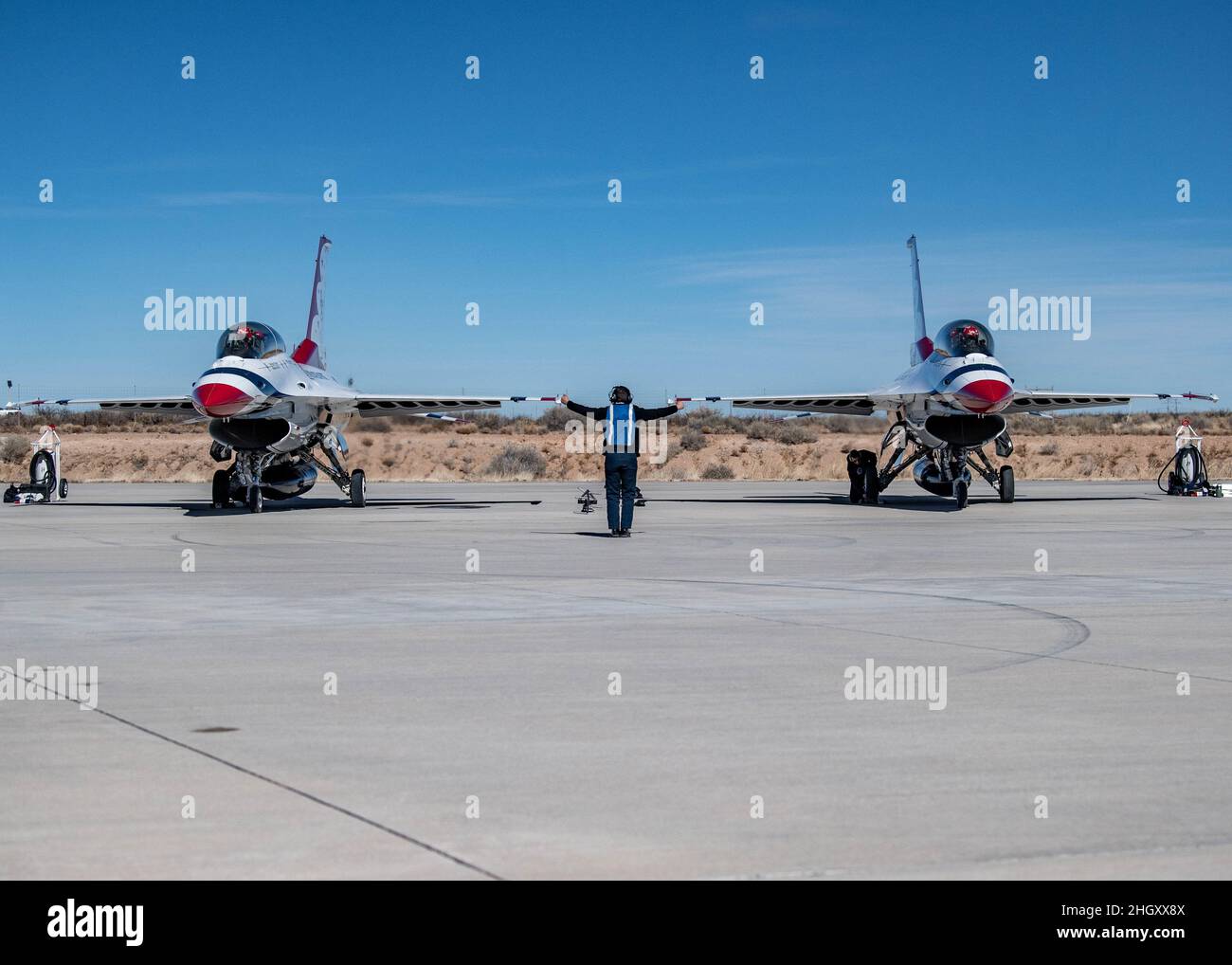 L'escadron de démonstration aérienne de la Force aérienne des États-Unis pratique les « Thunderbirds » lors du premier voyage d'entraînement d'hiver de l'équipe, le 20 janvier 2021, à Spaceport America, au Nouveau-Mexique.Ce voyage offre à l'équipe un mois de pratique du spectacle aérien dans différentes conditions et sur différents terrains.(É.-U.Photo de la Force aérienne par Tech.Sgt.Nicolas Myers) Banque D'Images