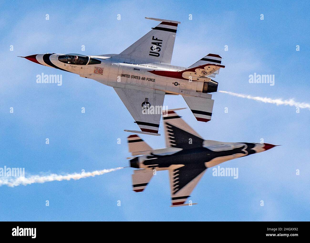 L'escadron de démonstration aérienne de la Force aérienne des États-Unis pratique les « Thunderbirds » lors du premier voyage d'entraînement d'hiver de l'équipe, le 20 janvier 2021, à Spaceport America, au Nouveau-Mexique.Ce voyage offre à l'équipe un mois de pratique du spectacle aérien dans différentes conditions et sur différents terrains.(É.-U.Photo de la Force aérienne par Tech.Sgt.Nicolas Myers) Banque D'Images