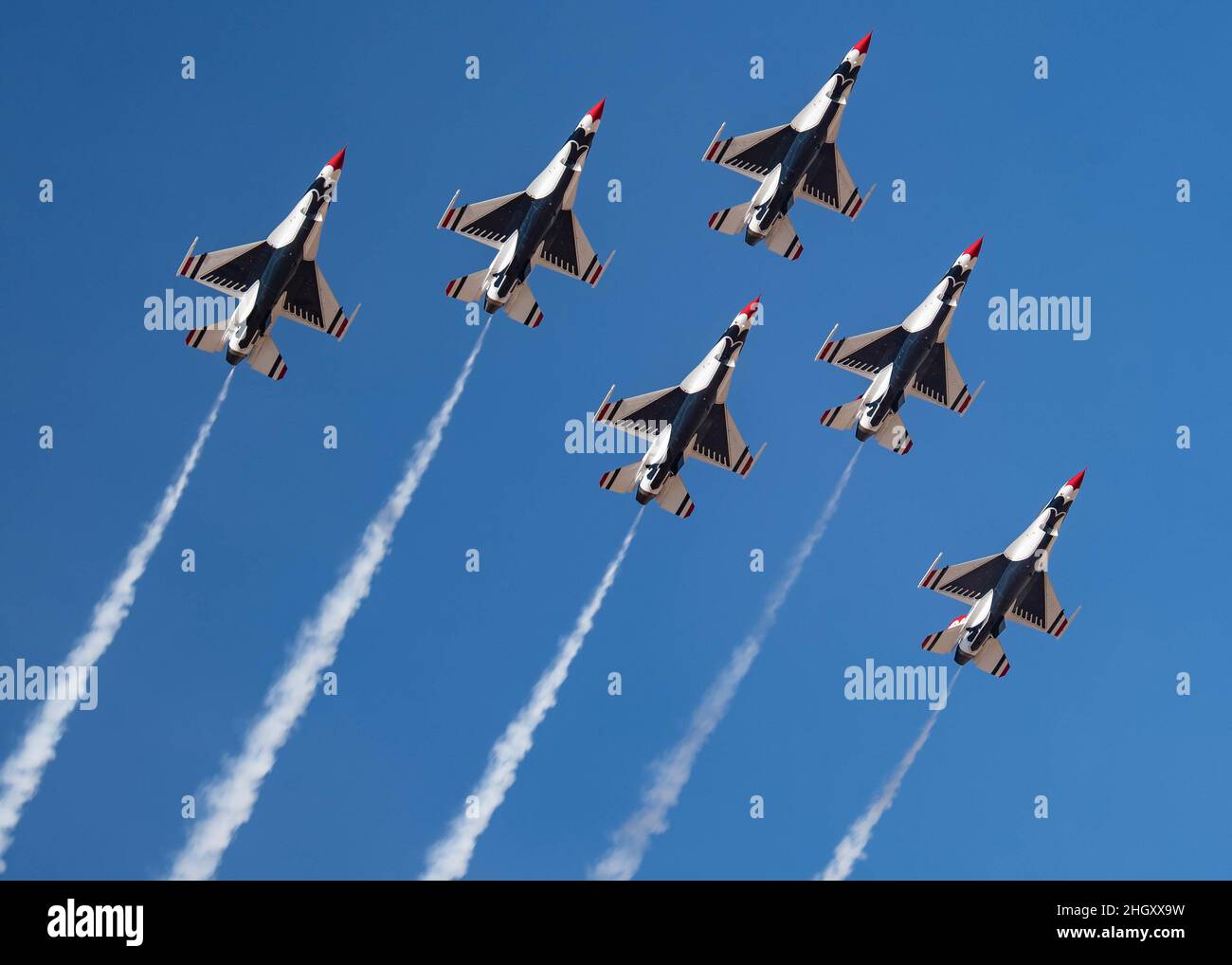 L'escadron de démonstration aérienne de la Force aérienne des États-Unis pratique les « Thunderbirds » lors du premier voyage d'entraînement d'hiver de l'équipe, le 20 janvier 2021, à Spaceport America, au Nouveau-Mexique.Ce voyage offre à l'équipe un mois de pratique du spectacle aérien dans différentes conditions et sur différents terrains.(É.-U.Photo de la Force aérienne par Tech.Sgt.Nicolas Myers) Banque D'Images