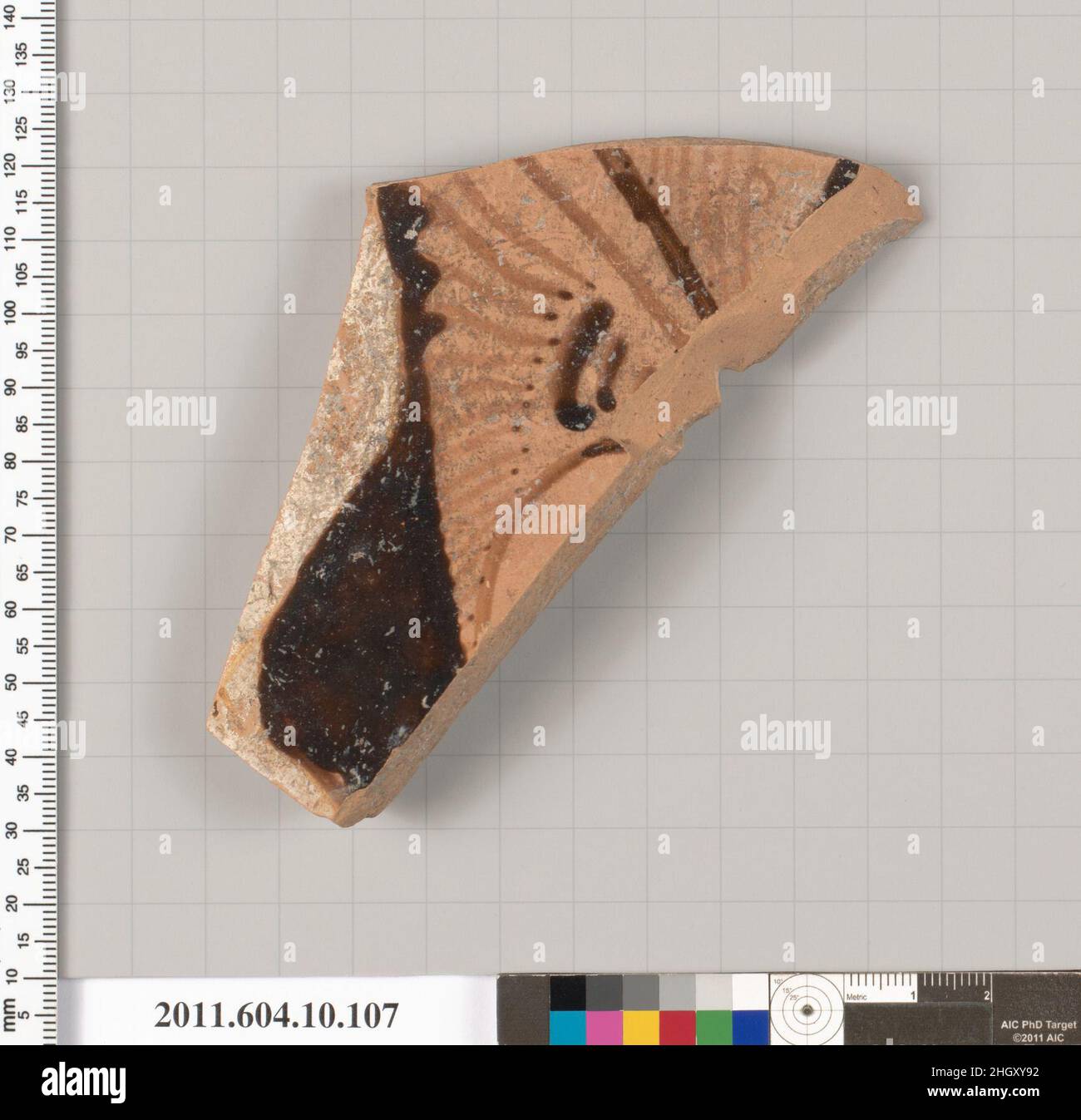 Fragment de terre cuite d'un krater (bol profond) 4th siècle avant J.-C. étrusque, Faliscan partie d'un palmette.Fragment de terre cuite d'un krater (bol profond).Étrusque, Faliscan.4th siècle C.-B..Terre cuite, figure rouge.Classique.Vases Banque D'Images