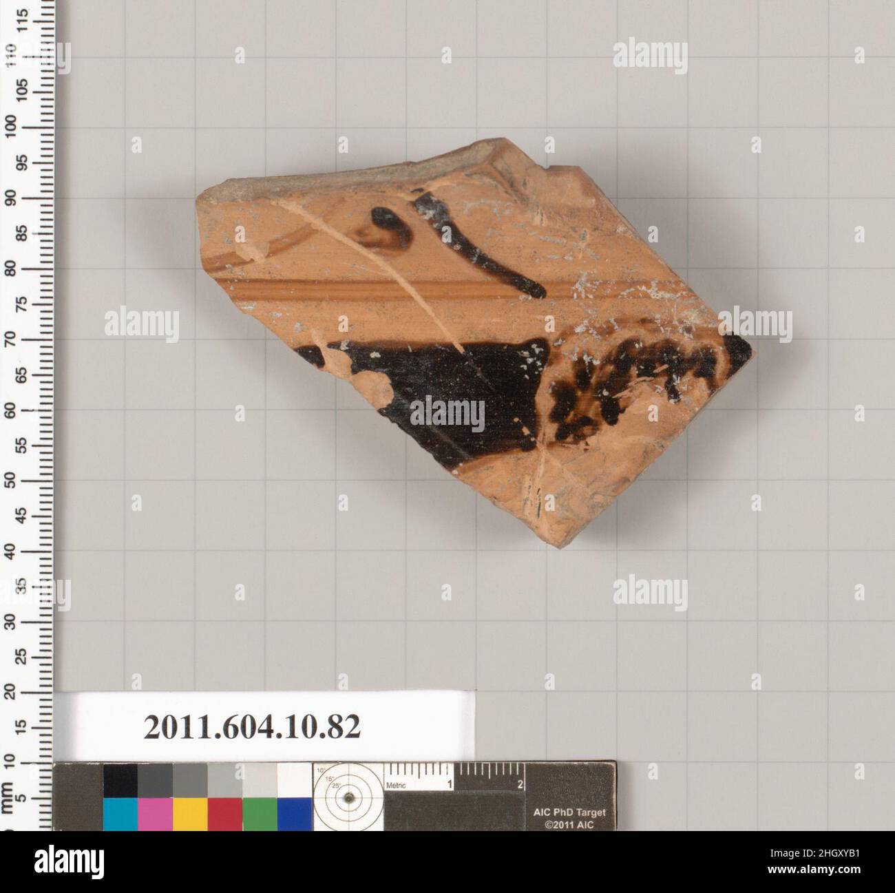 Fragment de terre cuite d'un krater (bol profond) 4th siècle avant J.-C. étrusque sous le bord, un Lotus suspendu; haut de la tête, une partie du visage, et l'épaule droite d'un mâle à droite.Fragment de terre cuite d'un krater (bol profond).Étrusque.4th siècle C.-B..Terre cuite, figure rouge.Classique.Vases Banque D'Images