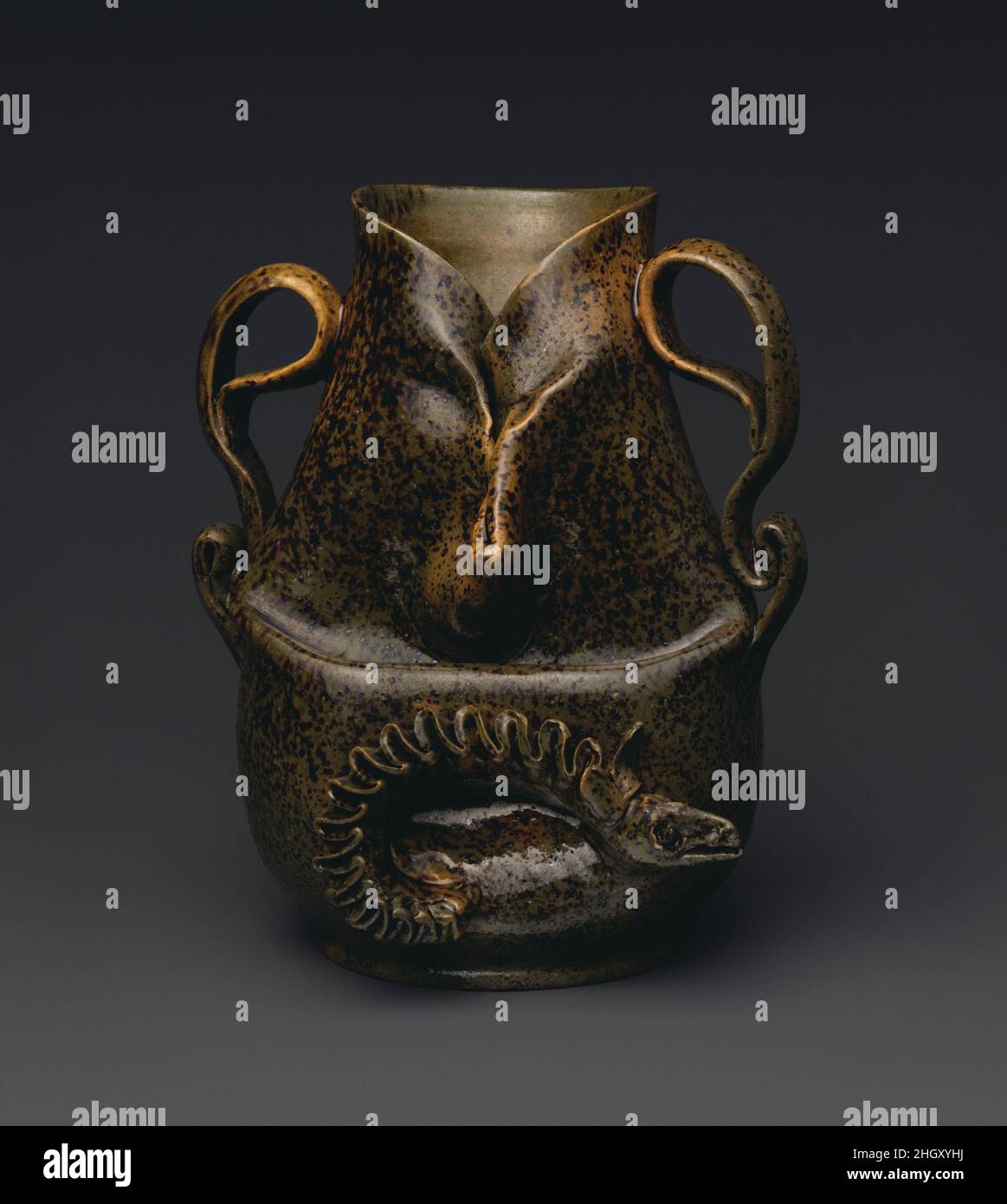 Pichet 1896 George E. OHR George OHR de Biloxi, Mississippi, était sans doute le potier artistique quintessence de l'Amérique.Il a construit son propre four, creusé son argile, jeté ses navires avec une extrême compétence sur la roue du potier pour galer la finesse, a modifié ces formes, puis les a recouverts de son propre roman glaçures.Dans la forme et la décoration, ce sont essentiellement des objets expressionnistes abstraits, presque 50 ans avant la création de ce mouvement.En fait, considérés en fin de compte très modernes au cours de ce siècle, ils ont eu un grand attrait pour des artistes modernes comme Jasper Johns et Andy Warhol, qui ont formé des collections d'entre eux.OHR Banque D'Images