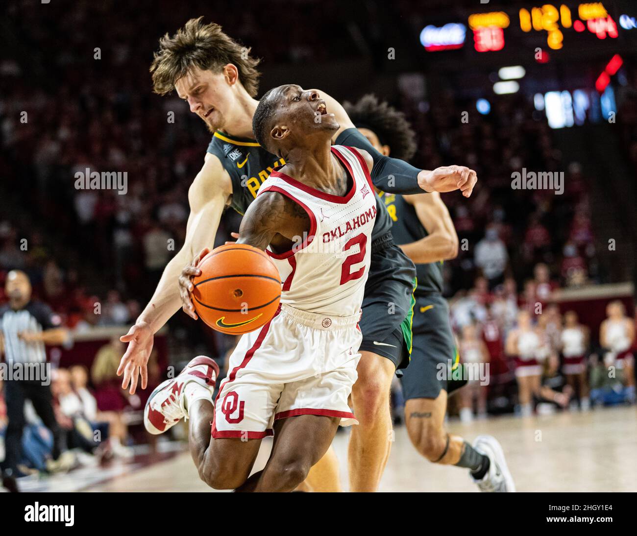 Norman, Oklahoma, États-Unis.22nd janvier 2022.La garde des Sooners d'Oklahoma Umoja Gibson (2) est encrassée par le garde des ours de Baylor Matthew Mayer (24) en conduisant le ballon au panier le samedi 22 janvier 2022 au Lloyd Noble Centre de Norman, Oklahoma.(Image de crédit : © Nicholas Rutledge/ZUMA Press Wire) Banque D'Images