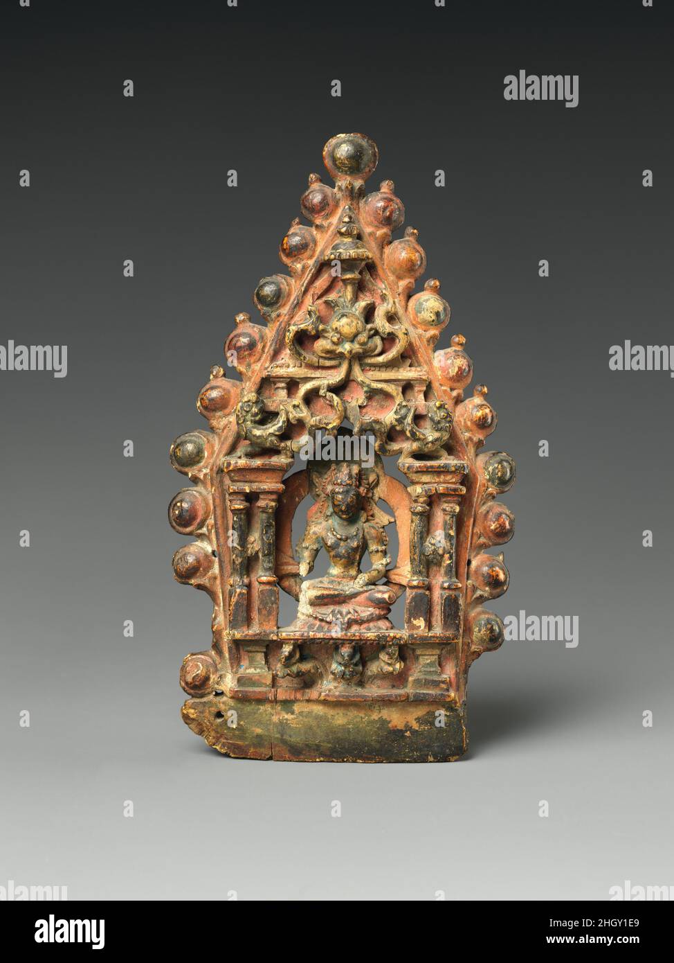 Panneau d'une couronne rituelle bouddhiste avec Ratnasambhava, le Bouddha transcendant de l'Inde du Sud 10th–11th siècle (Jammu-et-Cachemire) ou de l'ouest du Tibet Ratnasambhava est l'un des cinq bouddhistes transcendants du bouddhisme ésotérique.Les chevaux sont ses montages traditionnels.Panneau d'une couronne rituelle bouddhiste avec Ratnasambhava, le Bouddha transcendant du Sud.Inde (Jammu-et-Cachemire) ou à l'ouest du Tibet.10th–11th siècle.Bois avec des traces de polychrome.Sculpture Banque D'Images