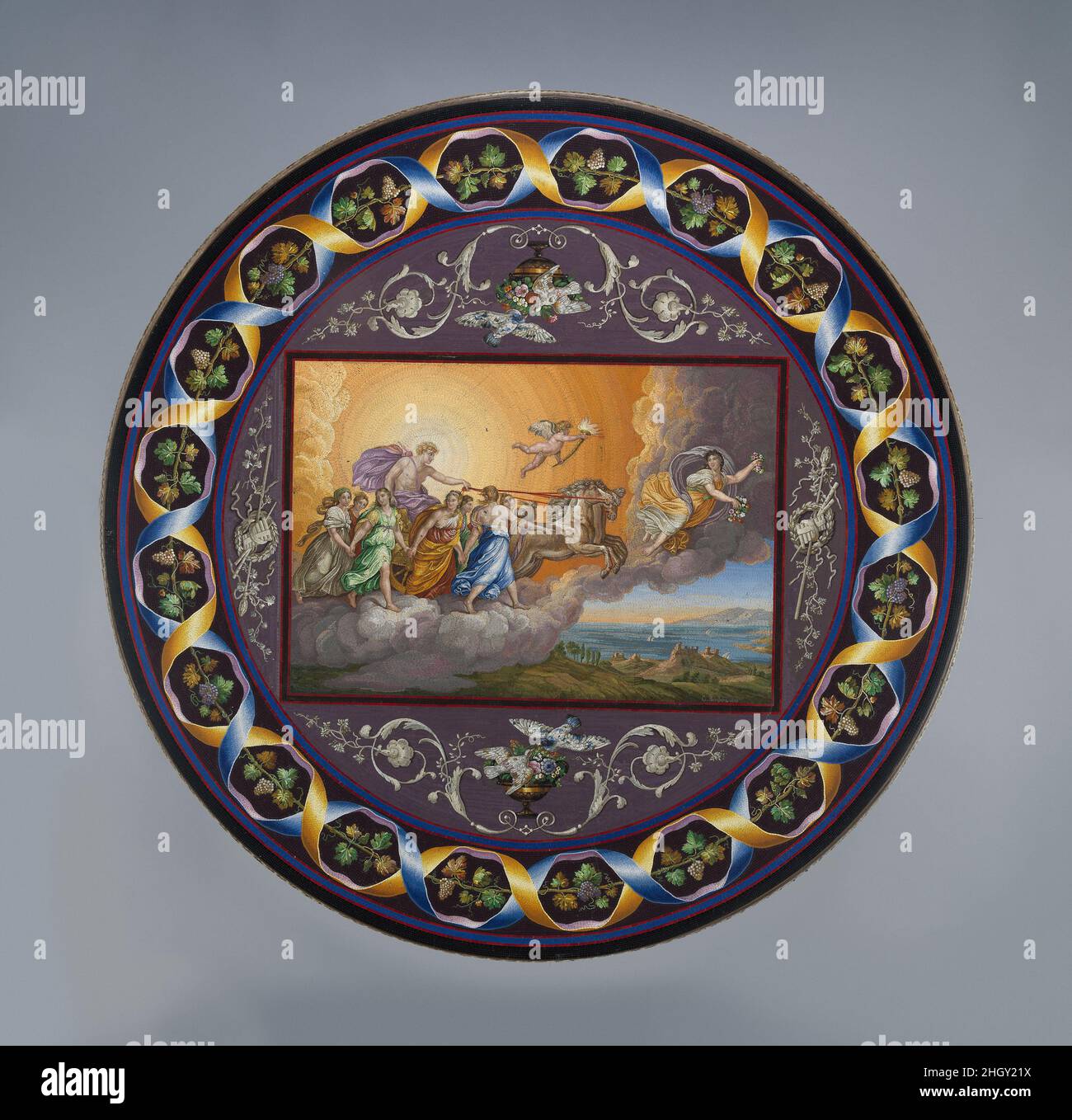 Table haut représentant Aurora et le Chariot d'Apollon 1822 Gioacchino Barberi après la popularité des mosaïques dans les temps anciens, la technique a eu une deuxième grande période à la fin du dix-huitième siècle et au début du dix-neuvième siècle à Rome.Les touristes aisés ont été les patrons d'une nouvelle technique de travail qui a transformé des prototypes anciens en étant méticuleusement assemblés avec des tesserae en verre beaucoup plus petits, un artisanat célèbre aujourd'hui connu sous le nom de micromosaïque.Cet exemple exceptionnellement grand illustre Aurora, après la fresque au plafond de Guido Reni (1575–1642) dans le palais Pallavicini-Rospigliosi à Rome.La position ambitieuse Banque D'Images