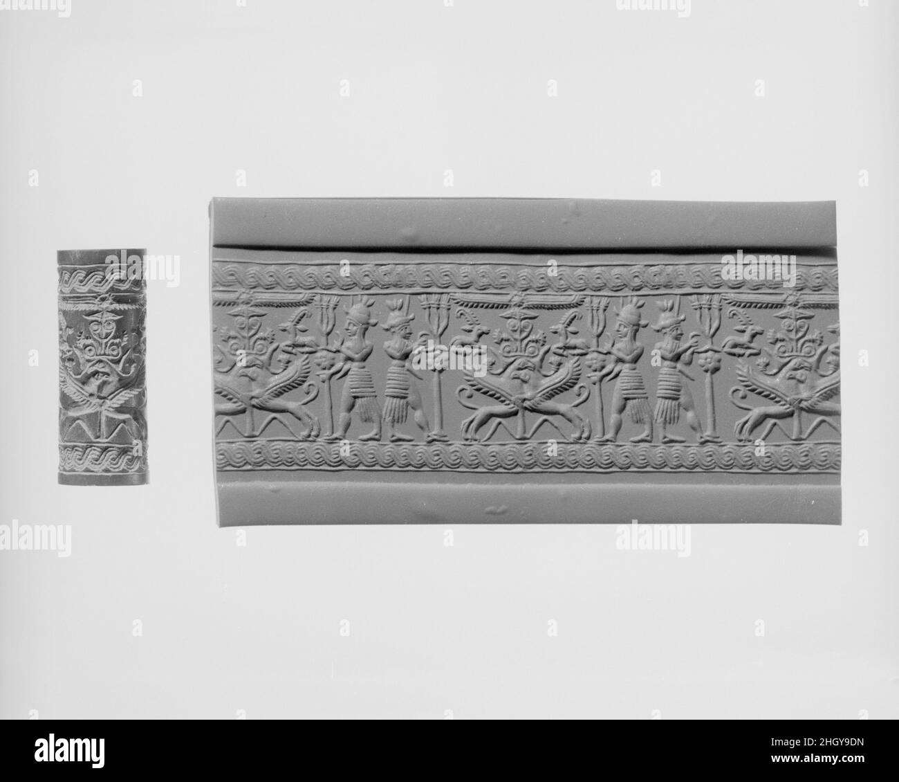 Joint de cylindre et impression moderne: Les dieux du temps encadrant des griffins héraldiques à l'arbre en dessous du disque de soleil ailé et des ibexes ca.1720–1650 C.-B. bien que des pierres gravées aient été utilisées dès le septième millénaire C.-B. pour estampiller les impressions dans l'argile, l'invention, au quatrième millénaire, en C.-B., de cylindres sculptés qui pourraient être roulés sur l'argile a permis le développement de conceptions de joints plus complexes.Ces joints de cylindre, utilisés pour la première fois en Mésopotamie, ont servi de marque de propriété ou d'identification.Les phoques ont été soit impressionnés par les morceaux d'argile qui ont été utilisés pour fermer les bocaux, les portes, et les paniers, soit ils l'ont été Banque D'Images