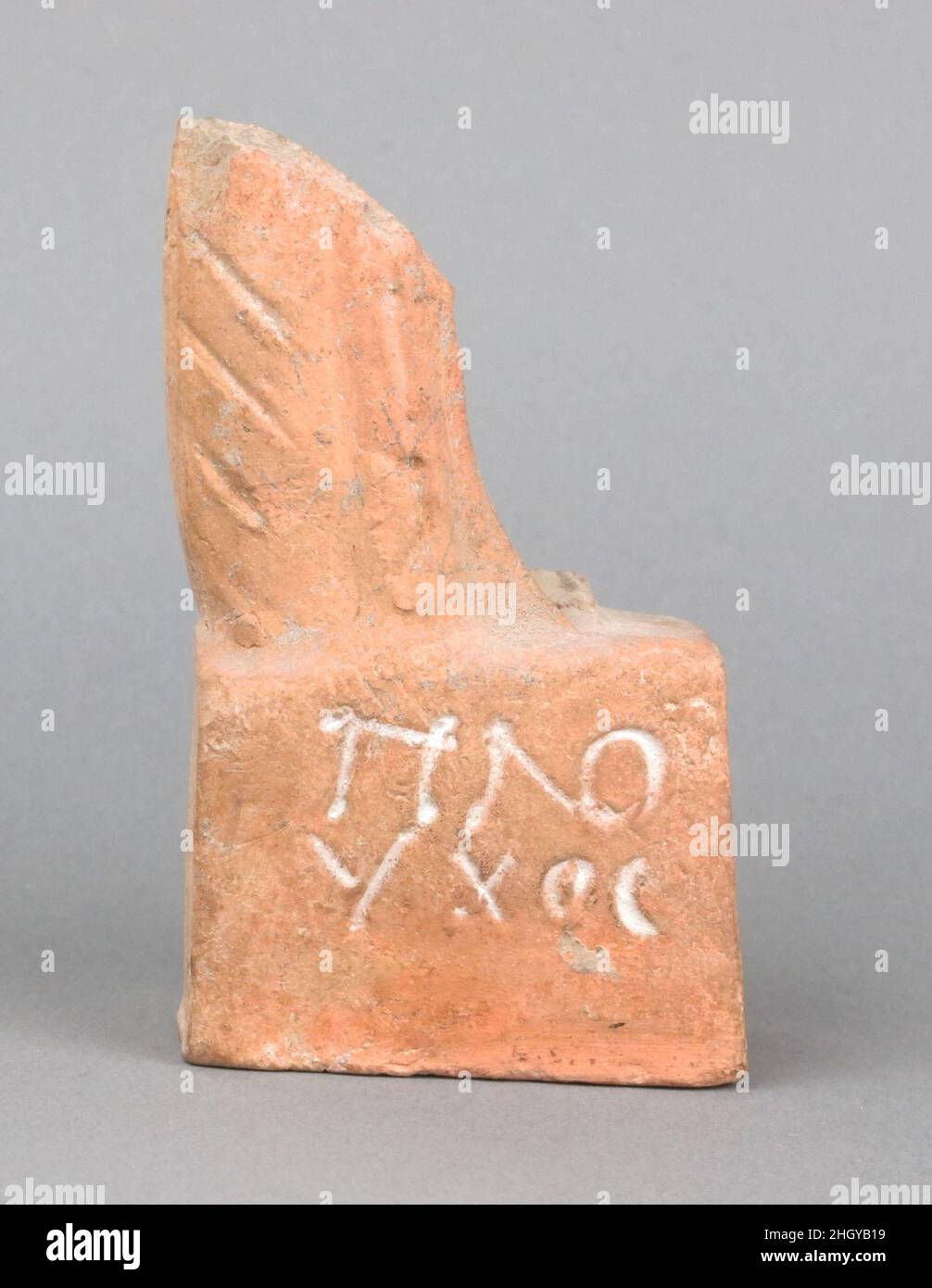 Fragment de figurine en terre cuite avec base chypriote ?Piédestal d'une statuette, inscrit en grec au dos avec le nom du fabricant (?): ???/ ???C..Fragment de figurine en terre cuite avec base.Chypriote ?.Terre cuite.Inscriptions Cesnola Banque D'Images