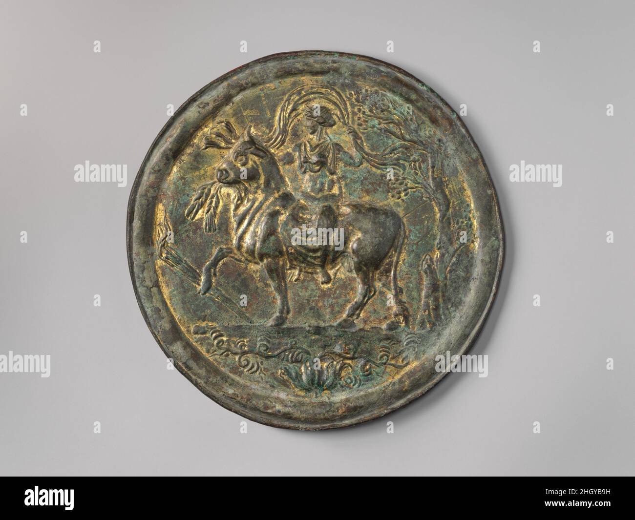 Miroir en bronze avec des traces de dorure mi-2nd siècle A.D. Roman le  miroir est décoré d'une scène de la mythologie grecque - Europa et le Bull  (qui représente Zeus/Jupiter dans le