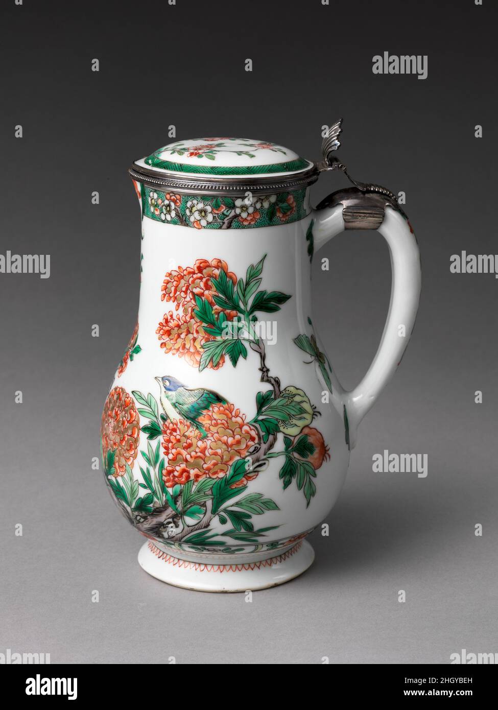 Verseuse env.1725–30 Monts par Paul le riche Français.Verseuse.Chinois, pour le marché français. CA.1725–30.Porcelaine à pâte dure avec émail coloré sur une glaçure transparente (Jingdezhen ware), supports en argent.Céramique-porcelaine-exportation Banque D'Images