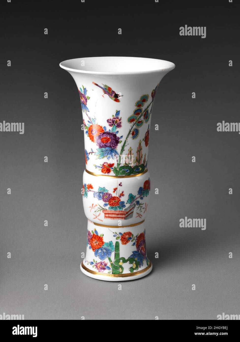 Vase avec fleurs et oiseaux (un de deux) 1733 Meissen Manufactory allemand la forme de ce vase est d'origine chinoise, mais la décoration combine librement des motifs chinois et japonais.Les vases peuvent être datés de 1733, la seule année au cours de laquelle la marque sur la base a été utilisée.Vase avec fleurs et oiseaux (un de deux).Allemand, Meissen.1733. Porcelaine à pâte dure peinte avec des émaux colorés sous un vernis transparent.Céramique-porcelaine Banque D'Images