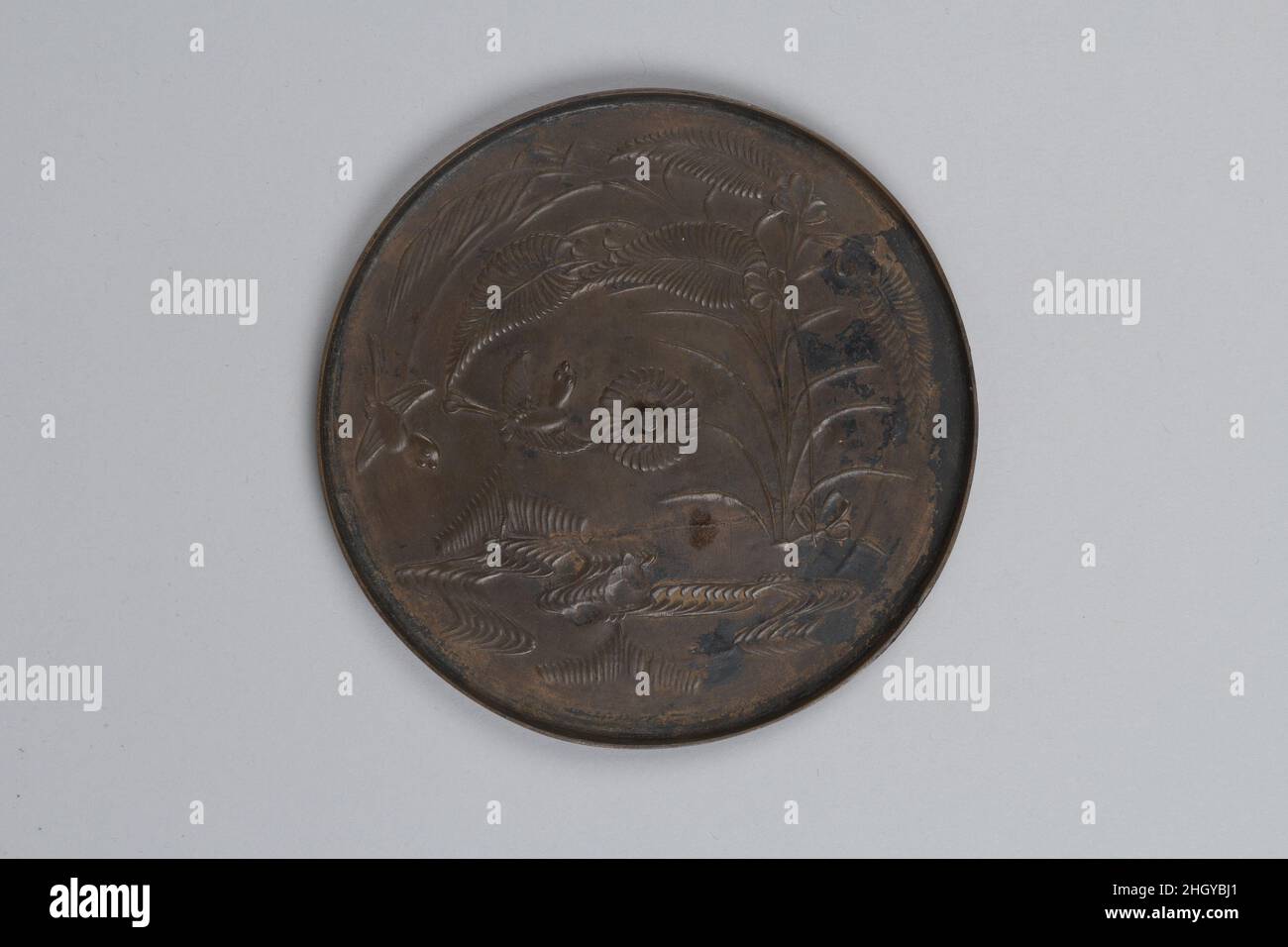 Miroir Hagiro (Hagiro ky?)Avec des oiseaux et des fleurs par un ruisseau 12th siècle Japon lié à la sinte?Notion du miroir comme un objet de puissance presque magique était la coutume de dédier des miroirs personnels à Shint?sanctuaires.Dans les XIIe et XIIIe siècles, l'espoir pour le salut dans les paradis bouddhistes de Terre pure fusionné avec le Shint?notion de certains lieux comme la demeure des esprits sacrés.Sutras et les deux Shint?Et les images bouddhistes ont été enterrées sur de tels sites que les terres pures.Associée à cette pratique était celle de jeter des miroirs dans les étangs.Des centaines d'exemples avec oiseau et Banque D'Images