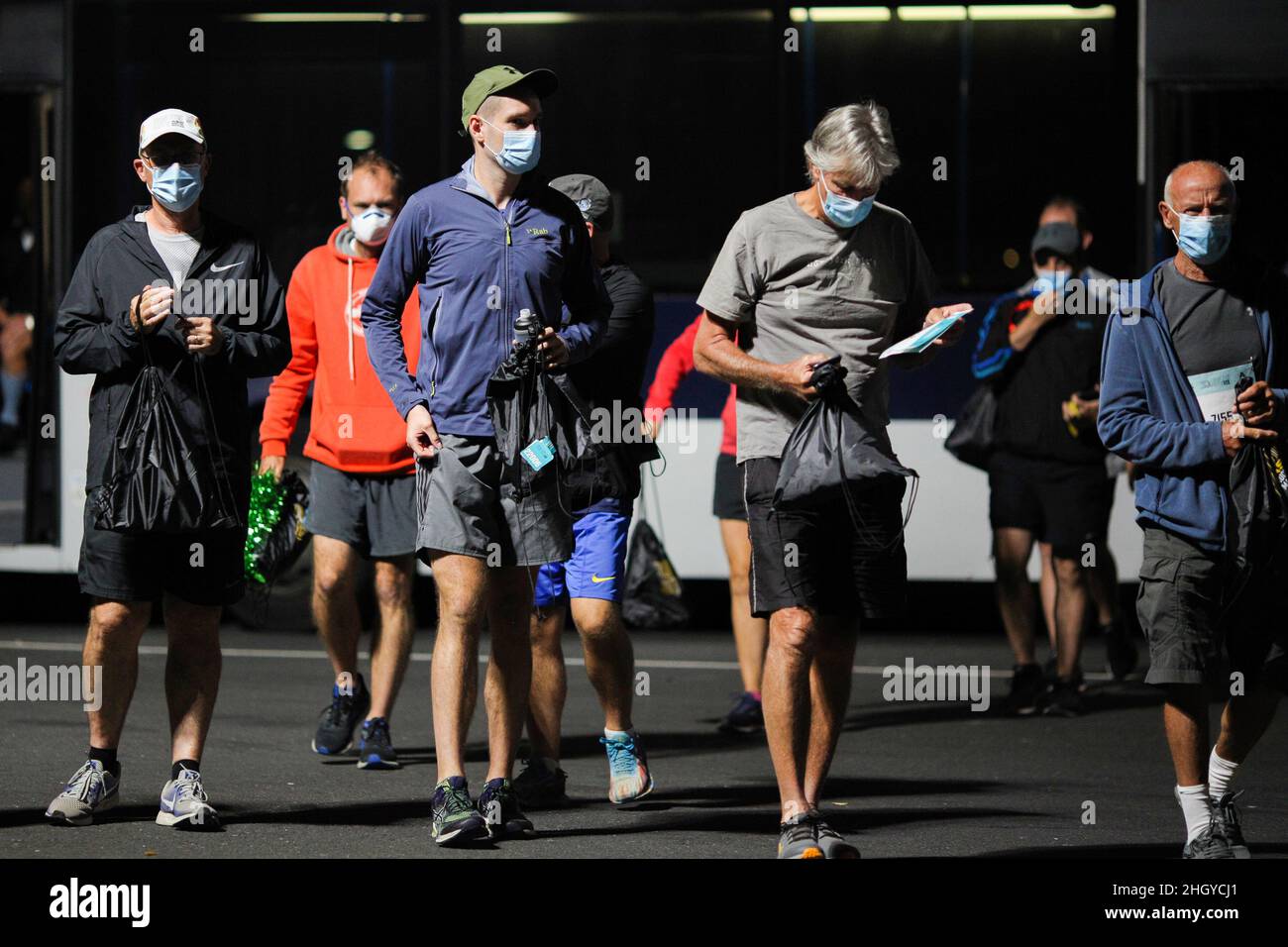 Auckland, Nouvelle-Zélande.23rd janvier 2022.Les gens qui participent au marathon arrivent au point de rassemblement à Auckland, Nouvelle-Zélande, le 23 janvier 2022.La Nouvelle-Zélande passera à Red Light dimanche à 11 h 59, le Premier ministre Jacinda Ardern a déclaré dimanche lors d'une conférence de presse non programmée.Le premier ministre a confirmé que neuf cas de COVID-19 signalés dans la région de Nelson Marlborough avaient la variante Omicron.Un autre cas a été confirmé à la fin du samedi.Les personnes infectées avaient assisté à des mariages dans la plus grande ville d'Auckland.Credit: Zhao Gang/Xinhua/Alay Live News Banque D'Images