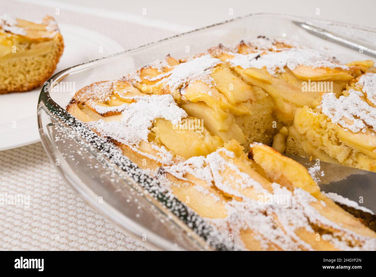Gâteau aux pommes frais avec base de biscuit gros plan dans un plat de  cuisson en verre sur une table de cuisine, juste à partir du four Photo  Stock - Alamy