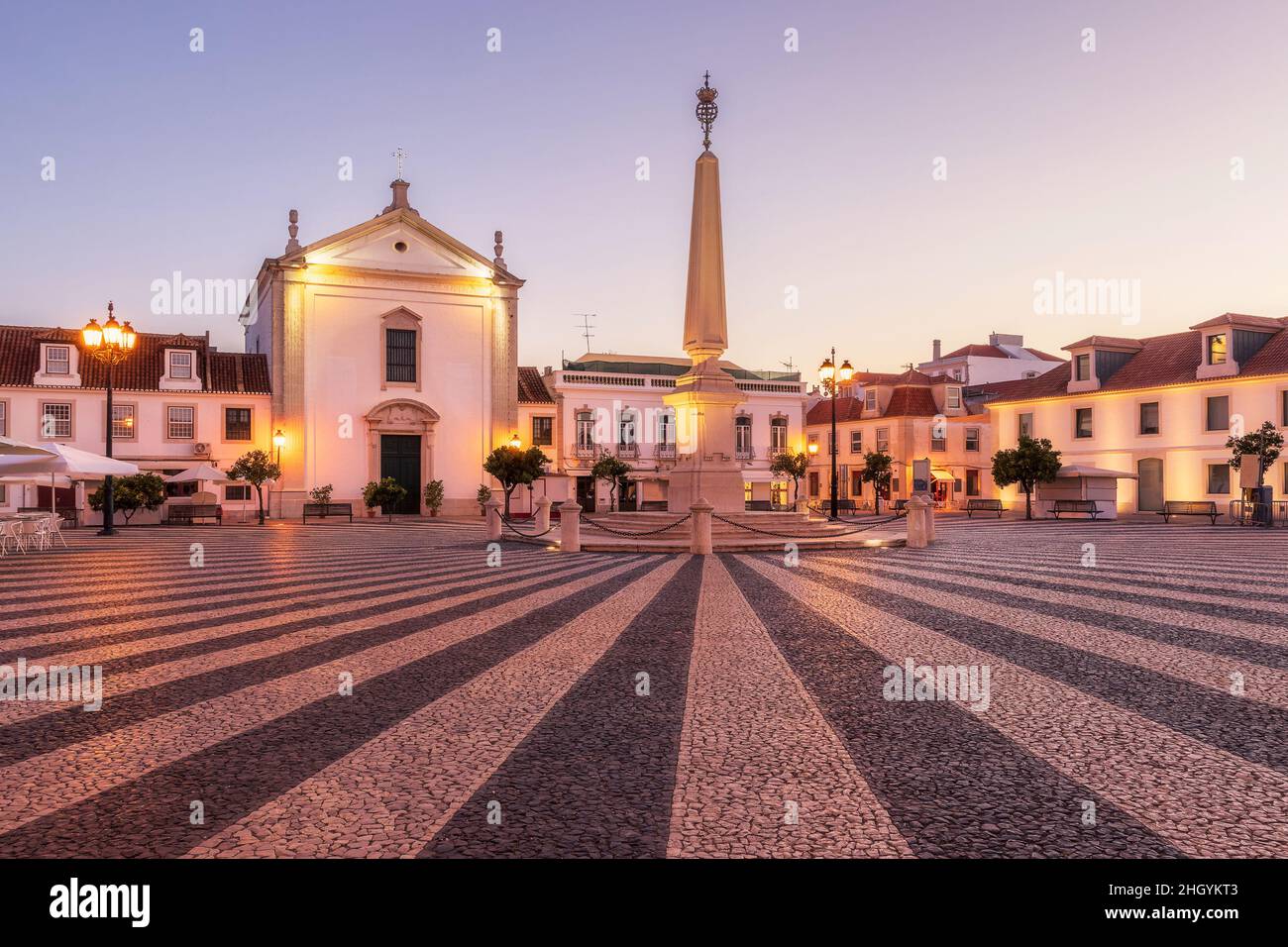 Belle vue sur la place Marquês de Pombal dans le centre de Vila Real de Santo António au Portugal à l'aube. Banque D'Images
