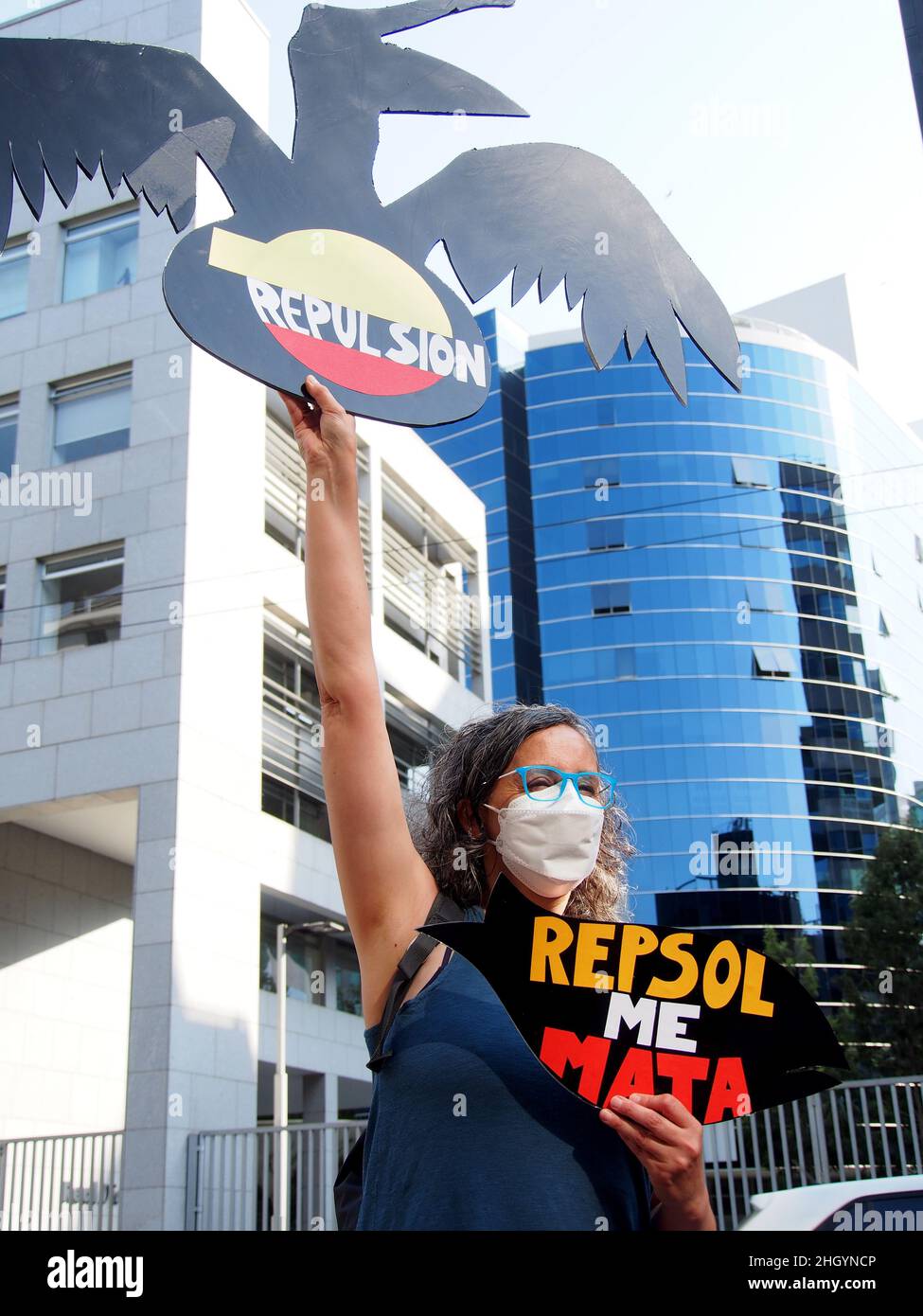 "Repsol me tue" peut être lu sur une bannière tenue par une femme quand des dizaines de manifestants se rassemblent devant les bureaux de Repsol au Pérou pour protester contre le récent déversement de pétrole qui a causé une catastrophe écologique sur les côtes de Lima et El Callao.Le 15 janvier, au milieu de vagues anormales produites par l'éruption du volcan Tonga, plus de 6 000 barils de pétrole ont été déversés dans la mer à la raffinerie de la Pampille exploitée par Repsol, une compagnie pétrolière espagnole,L'une des plus grandes catastrophes écologiques des dernières décennies au Pérou. Banque D'Images