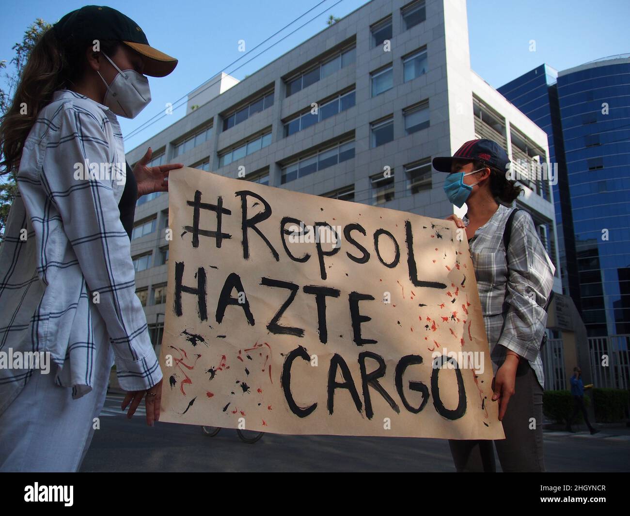 On peut lire « Repsol Take charge » sur une bannière tenue par des filles lorsque des dizaines de manifestants se rassemblent devant les bureaux de Repsol au Pérou pour protester contre la récente marée noire qui a causé une catastrophe écologique sur les côtes de Lima et El Callao.Le 15 janvier, au milieu de vagues anormales produites par l'éruption du volcan Tonga, plus de 6 000 barils de pétrole ont été déversés dans la mer à la raffinerie de la Pampille exploitée par Repsol, une compagnie pétrolière espagnole,L'une des plus grandes catastrophes écologiques des dernières décennies au Pérou. Banque D'Images