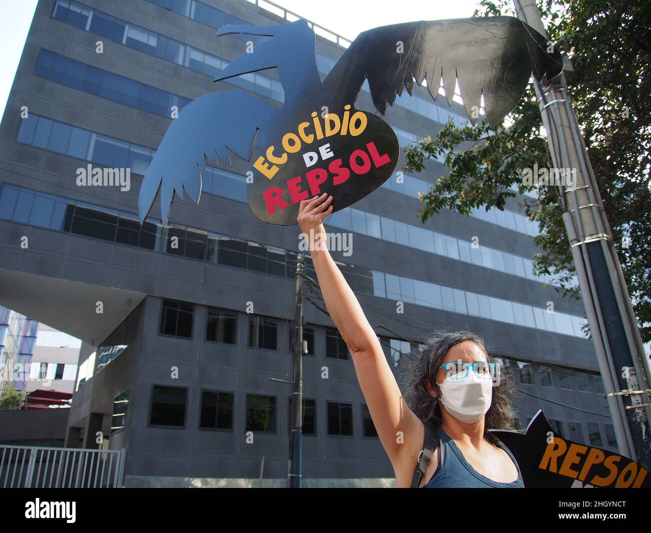 L'ecocide Repsol peut être lu sur une bannière tenue par une femme lorsque des dizaines de manifestants se rassemblent devant les bureaux de Repsol au Pérou pour protester contre le récent déversement de pétrole qui a causé une catastrophe écologique sur les côtes de Lima et El Callao.Le 15 janvier, au milieu de vagues anormales produites par l'éruption du volcan Tonga, plus de 6 000 barils de pétrole ont été déversés dans la mer à la raffinerie de la Pampille exploitée par Repsol, une compagnie pétrolière espagnole,L'une des plus grandes catastrophes écologiques des dernières décennies au Pérou. Banque D'Images
