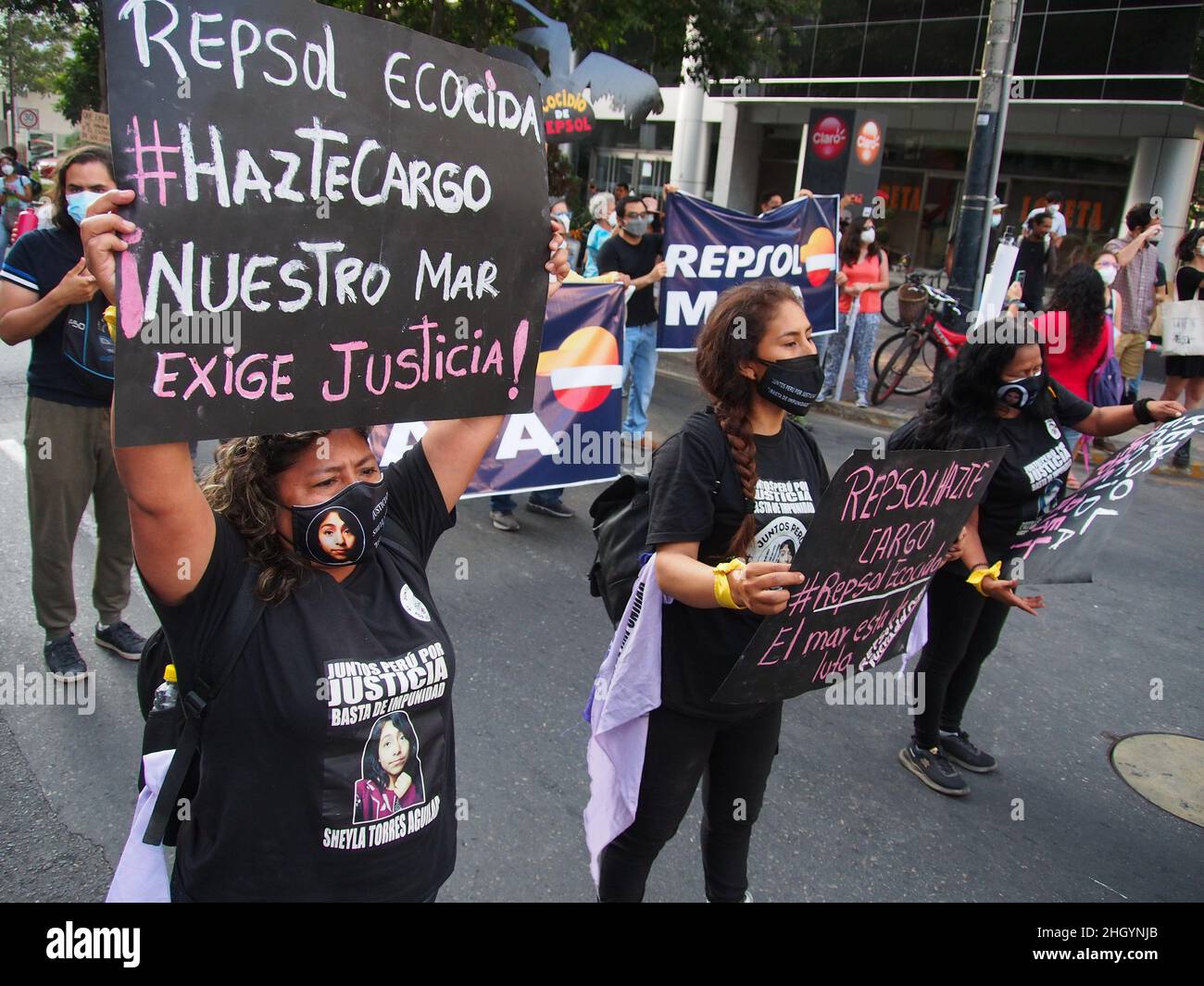 'L'écocide Repsol prend en charge,Notre mer exige justice" peut être lu sur une bannière tenue par une femme quand des dizaines de manifestants se rassemblent devant les bureaux de Repsol au Pérou pour protester contre la récente marée noire qui a causé une catastrophe écologique sur les côtes de Lima et El Callao.Le 15 janvier, au milieu de vagues anormales produites par l'éruption du volcan Tonga, plus de 6 000 barils de pétrole ont été déversés dans la mer à la raffinerie de la Pampille exploitée par Repsol, une compagnie pétrolière espagnole,L'une des plus grandes catastrophes écologiques des dernières décennies au Pérou. Banque D'Images