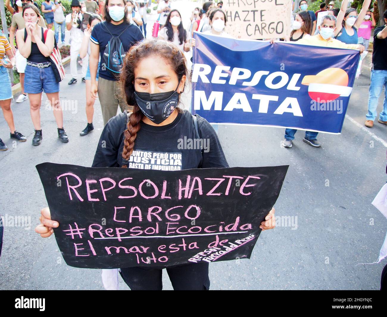 On peut lire « Repsol Take charge » sur une bannière tenue par une femme lorsque des dizaines de manifestants se rassemblent devant les bureaux de Repsol au Pérou pour protester contre le récent déversement de pétrole qui a causé une catastrophe écologique sur les côtes de Lima et El Callao.Le 15 janvier, au milieu de vagues anormales produites par l'éruption du volcan Tonga, plus de 6 000 barils de pétrole ont été déversés dans la mer à la raffinerie de la Pampille exploitée par Repsol, une compagnie pétrolière espagnole,L'une des plus grandes catastrophes écologiques des dernières décennies au Pérou. Banque D'Images