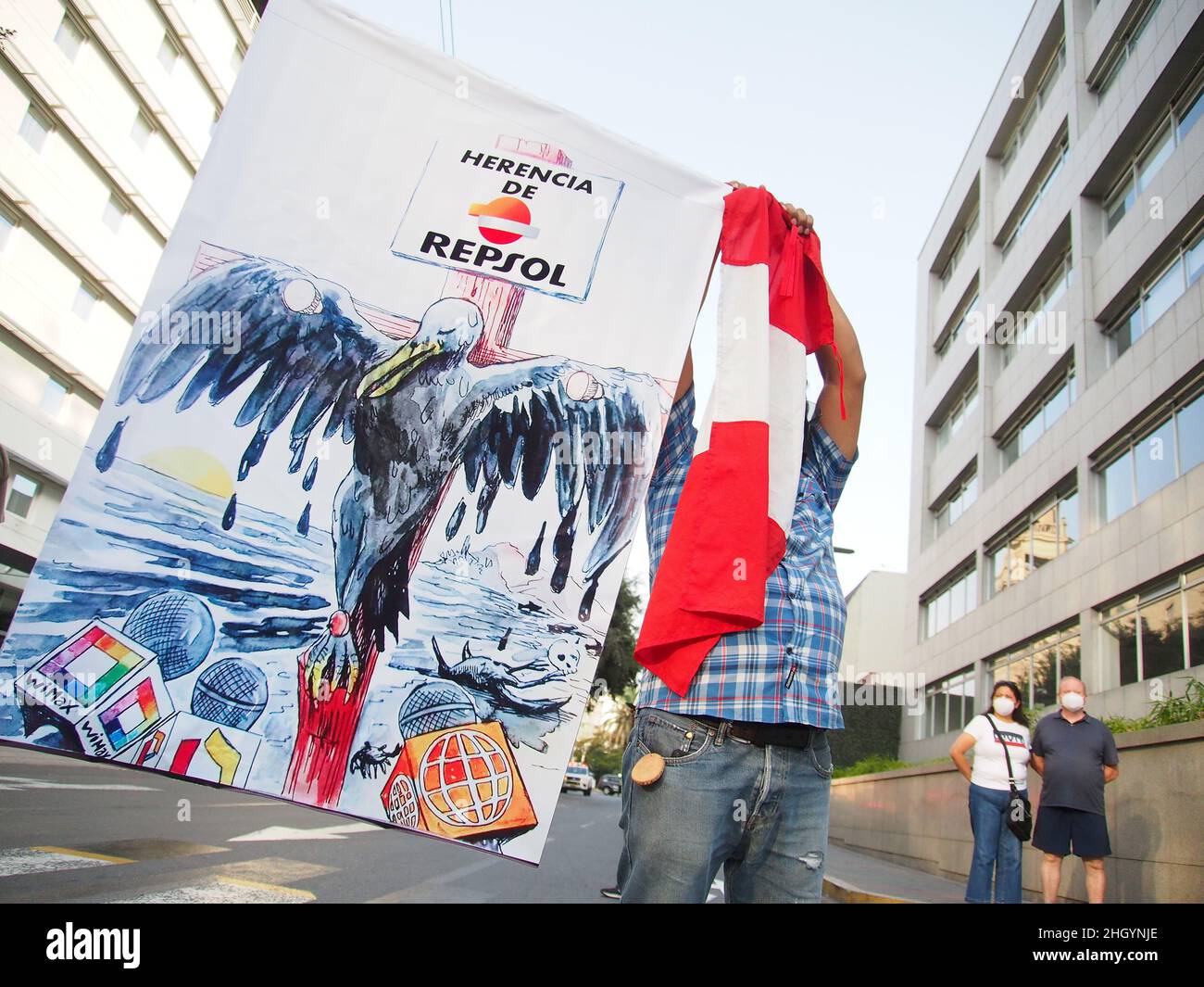 "Repsol Heritage" peut être lu sur une bannière tenue par un homme quand des dizaines de manifestants se rassemblent devant les bureaux de Repsol au Pérou pour protester contre le récent déversement de pétrole qui a causé une catastrophe écologique sur les côtes de Lima et El Callao.Le 15 janvier, au milieu de vagues anormales produites par l'éruption du volcan Tonga, plus de 6 000 barils de pétrole ont été déversés dans la mer à la raffinerie de la Pampille exploitée par Repsol, une compagnie pétrolière espagnole,L'une des plus grandes catastrophes écologiques des dernières décennies au Pérou. Banque D'Images
