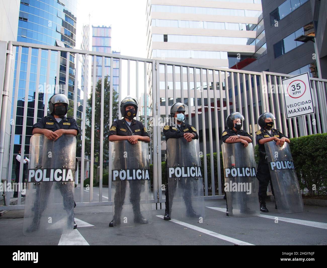 Détachement de police qui garde l'entrée des bureaux de Repsol lorsque des dizaines de manifestants se rassemblent devant les bureaux de Repsol au Pérou pour protester contre la récente marée noire qui a causé une catastrophe écologique sur les côtes de Lima et El Callao.Le 15 janvier, au milieu de vagues anormales produites par l'éruption du volcan Tonga, plus de 6 000 barils de pétrole ont été déversés dans la mer à la raffinerie de la Pampille exploitée par Repsol, une compagnie pétrolière espagnole,L'une des plus grandes catastrophes écologiques des dernières décennies au Pérou. Banque D'Images