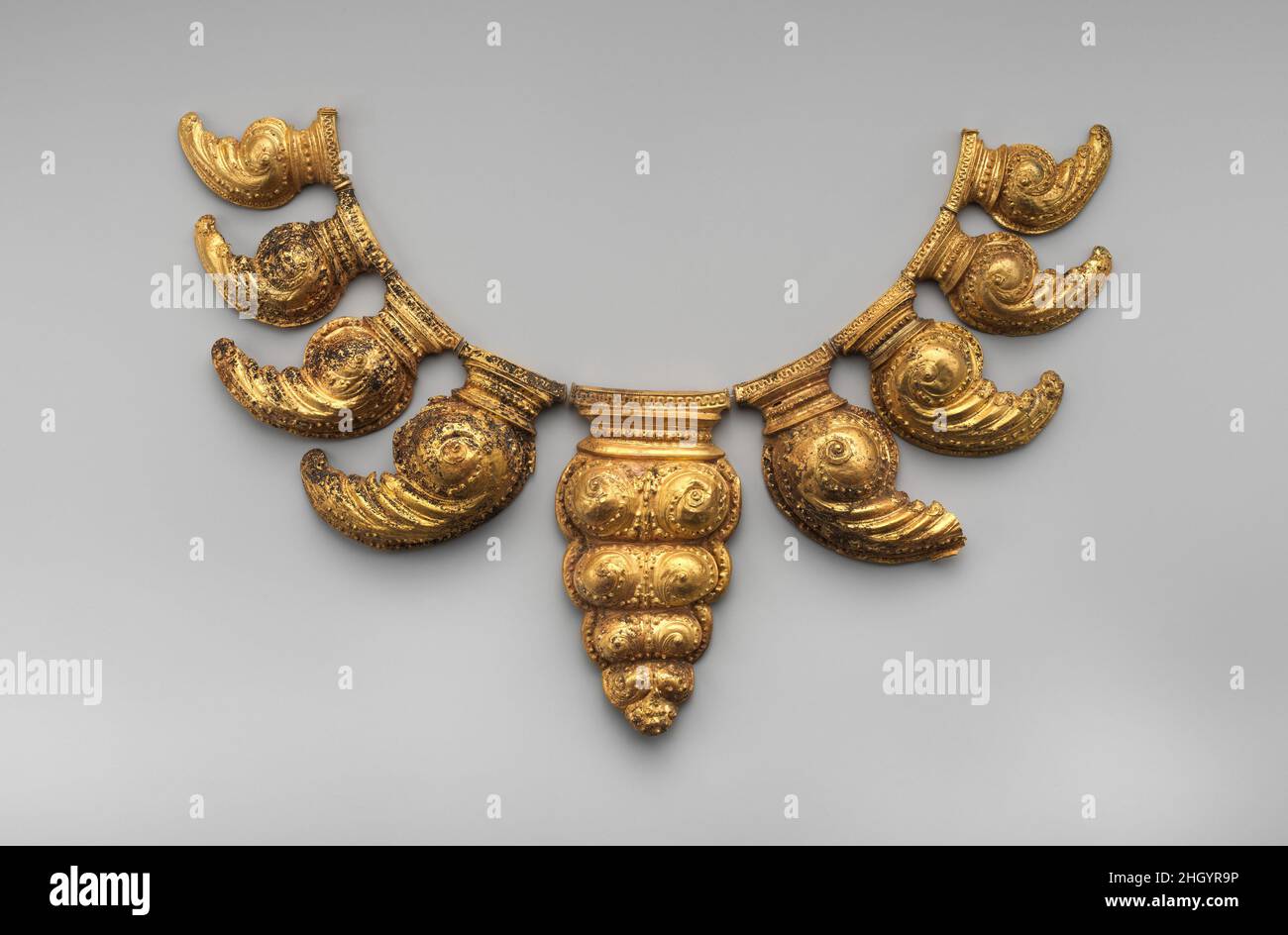 Collier composé de neuf Pendentifs en forme de feuilles deuxième moitié du 9th – premier quart du 10th siècle Indonésie (Java).Collier composé de neuf Pendants en forme de feuilles.Indonésie (Java). Deuxième moitié du 9th – premier quart du 10th siècle.Or. Fin de la période javanaise centrale.Bijoux Banque D'Images