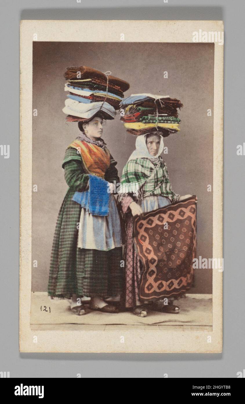 [Studio Portrait: Deux laundresses, Naples] 1860s–70s Giorgio Conrad la carte de visite, composée d'une impression d'environ 2 x 4 pouces montée sur un Bristol, est peut-être la forme la plus répandue de la photographie du XIXe siècle.De la fin de 1850s à la dernière moitié du siècle, ces souvenirs économiques ont circulé en masse et ont suscité une véritable « cartomanie ».C’est un exemple de ceux distribués par les studios de photographie commerciale de Conrad à Naples et de Ponti à Venise, représentant des « types » professionnels liés à ces villes, comme un membre à capuchon d’un confrate religieux Banque D'Images