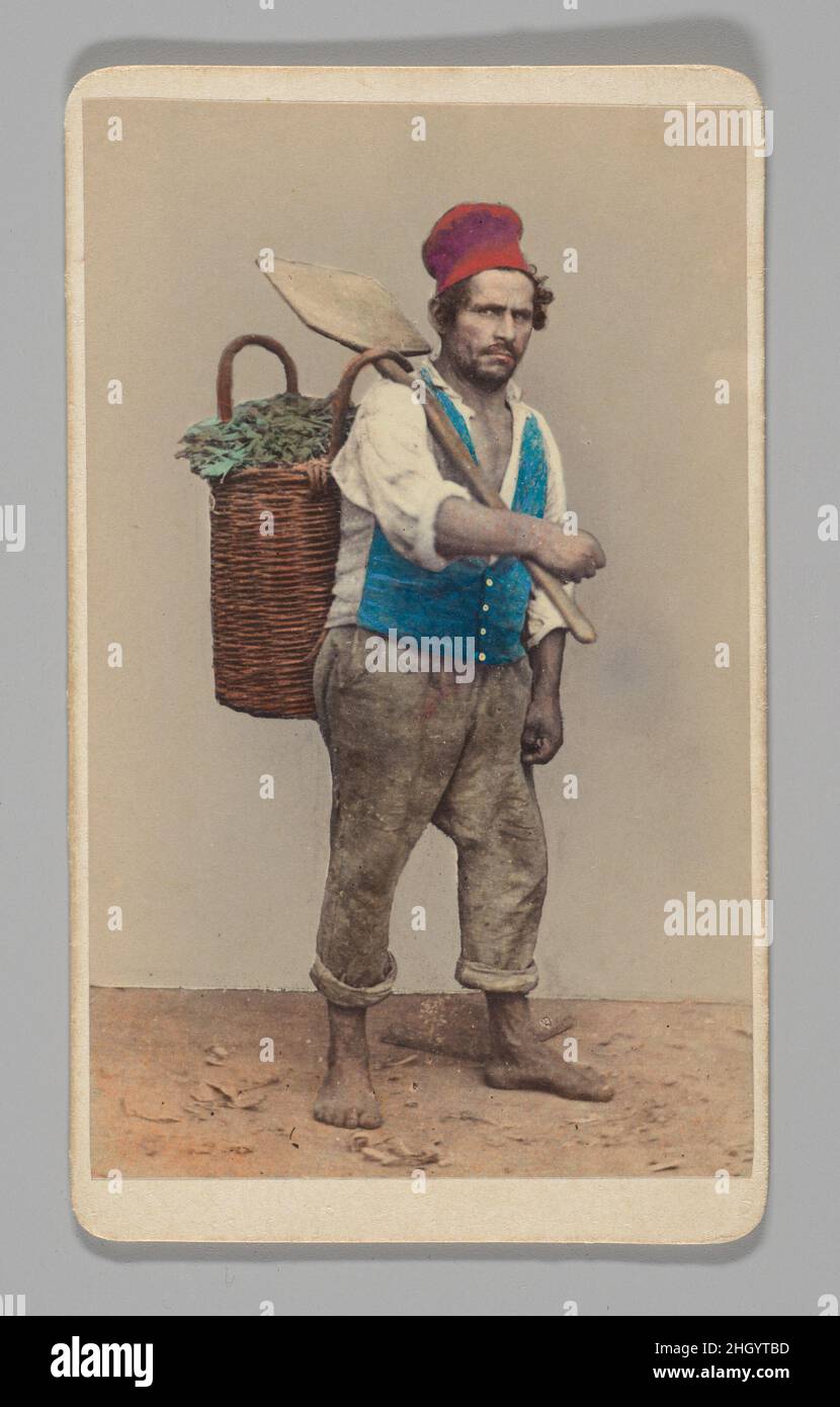 [Studio Portrait: Homme portant la pelle et le panier de chiffons] 1860s–70s Inconnu la carte de visite, composée d'une impression d'environ 2 x 4 pouces montée sur le Bristol, est peut-être la forme la plus répandue de la photographie du XIXe siècle.De la fin de 1850s à la dernière moitié du siècle, ces souvenirs économiques ont circulé en masse et ont suscité une véritable « cartomanie ».C’est un exemple de ceux distribués par les studios de photographie commerciale de Conrad à Naples et de Ponti à Venise, représentant des « types » professionnels liés à ces villes, comme un membre à capuchon d’un religieux Banque D'Images