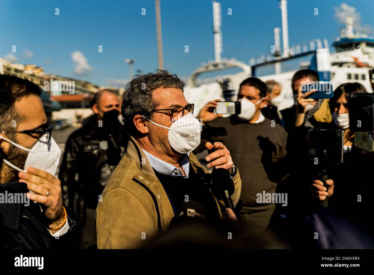 Messina, Sicile, Italie.18th janvier 2022.Messina, Italie.18 janvier 2022.Le maire de Messina Cateno de Luca proteste contre le passe super vert qui est entré en vigueur par décret du gouvernement, parce qu'il bloque la continuité territoriale de l'Italie.Le maire a occupé pacifiquement un espace du quai Rada San Francesco pour mettre en lumière un défaut qui a été trouvé dans le décret après avoir signalé le problème plusieurs fois au gouvernement central de Rome.De Luca a campé avec sa tente sans entraver les opérations de débarquement et d'embarquement des navetteurs avec une carte super verte, qui régulièrement cro Banque D'Images