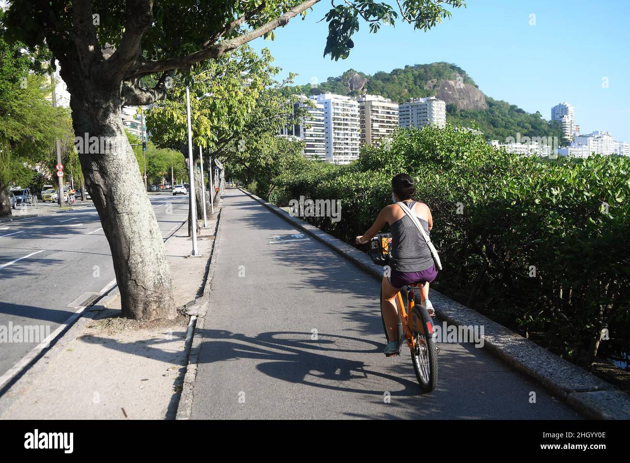 Rio de Janeiro, Brésil, 11 mai 2021.personnes à vélo loué sur la piste cyclable de la lagune rodrigo de freitas, dans la partie sud de la ville de Rio Banque D'Images