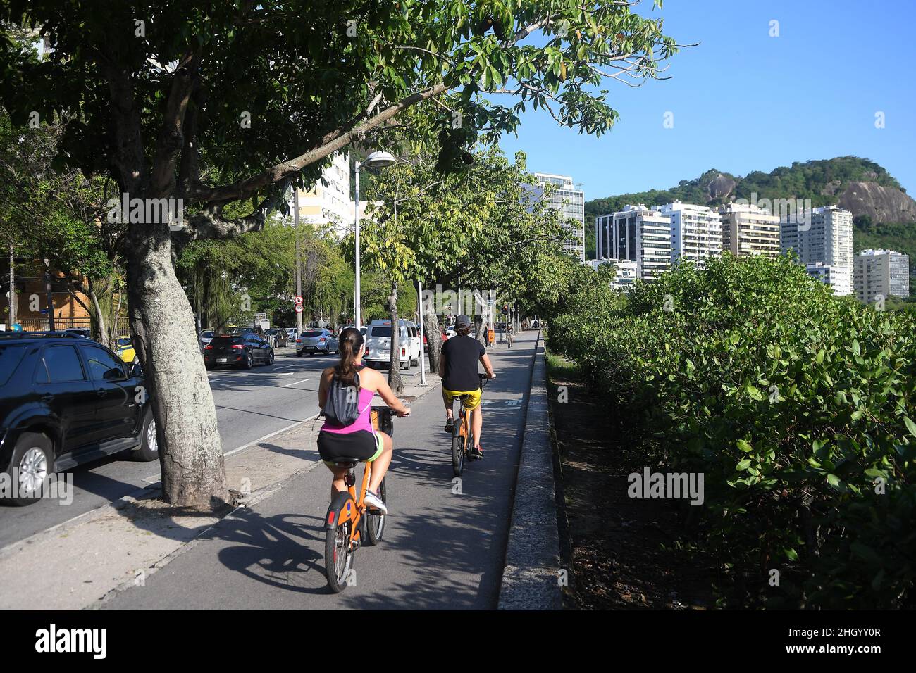 Rio de Janeiro, Brésil, 11 mai 2021.personnes à vélo loué sur la piste cyclable de la lagune rodrigo de freitas, dans la partie sud de la ville de Rio Banque D'Images