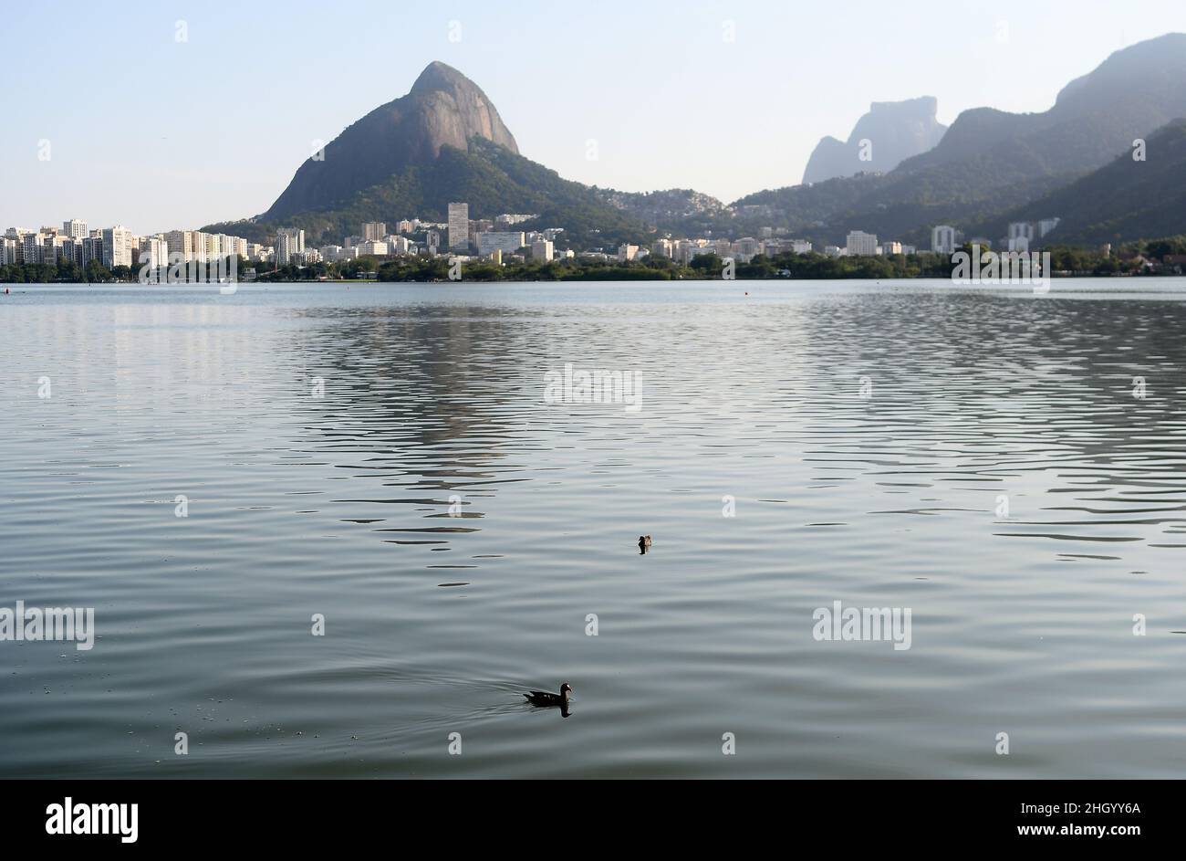 Rio de Janeiro, Brésil, 11 mai 2021. Vue depuis le bord de la piste cyclable de la lagune Rodrigo de Freitas, dans la partie sud de la ville de Rio de Janeiro. Banque D'Images