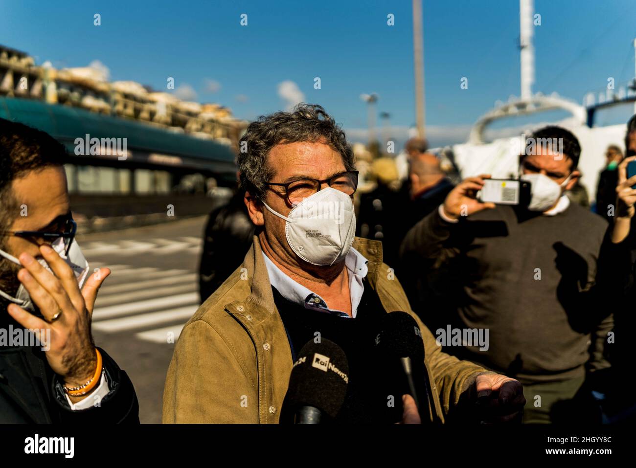 Messina, Sicile, Italie.18th janvier 2022.Messina, Italie.18 janvier 2022.Le maire de Messina Cateno de Luca proteste contre le passe super vert qui est entré en vigueur par décret du gouvernement, parce qu'il bloque la continuité territoriale de l'Italie.Le maire a occupé pacifiquement un espace du quai Rada San Francesco pour mettre en lumière un défaut qui a été trouvé dans le décret après avoir signalé le problème plusieurs fois au gouvernement central de Rome.De Luca a campé avec sa tente sans entraver les opérations de débarquement et d'embarquement des navetteurs avec une carte super verte, qui régulièrement cro Banque D'Images