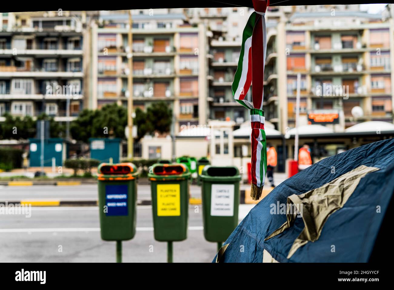 Messina, Sicile, Italie.18th janvier 2022.Messina, Italie.18 janvier 2022.Le maire de Messina Cateno de Luca proteste contre le passe super vert qui est entré en vigueur par décret du gouvernement, parce qu'il bloque la continuité territoriale de l'Italie.Le maire a occupé pacifiquement un espace du quai Rada San Francesco pour mettre en lumière un défaut qui a été trouvé dans le décret après avoir signalé le problème plusieurs fois au gouvernement central de Rome.De Luca a campé avec sa tente sans entraver les opérations de débarquement et d'embarquement des navetteurs avec une carte super verte, qui régulièrement cro Banque D'Images